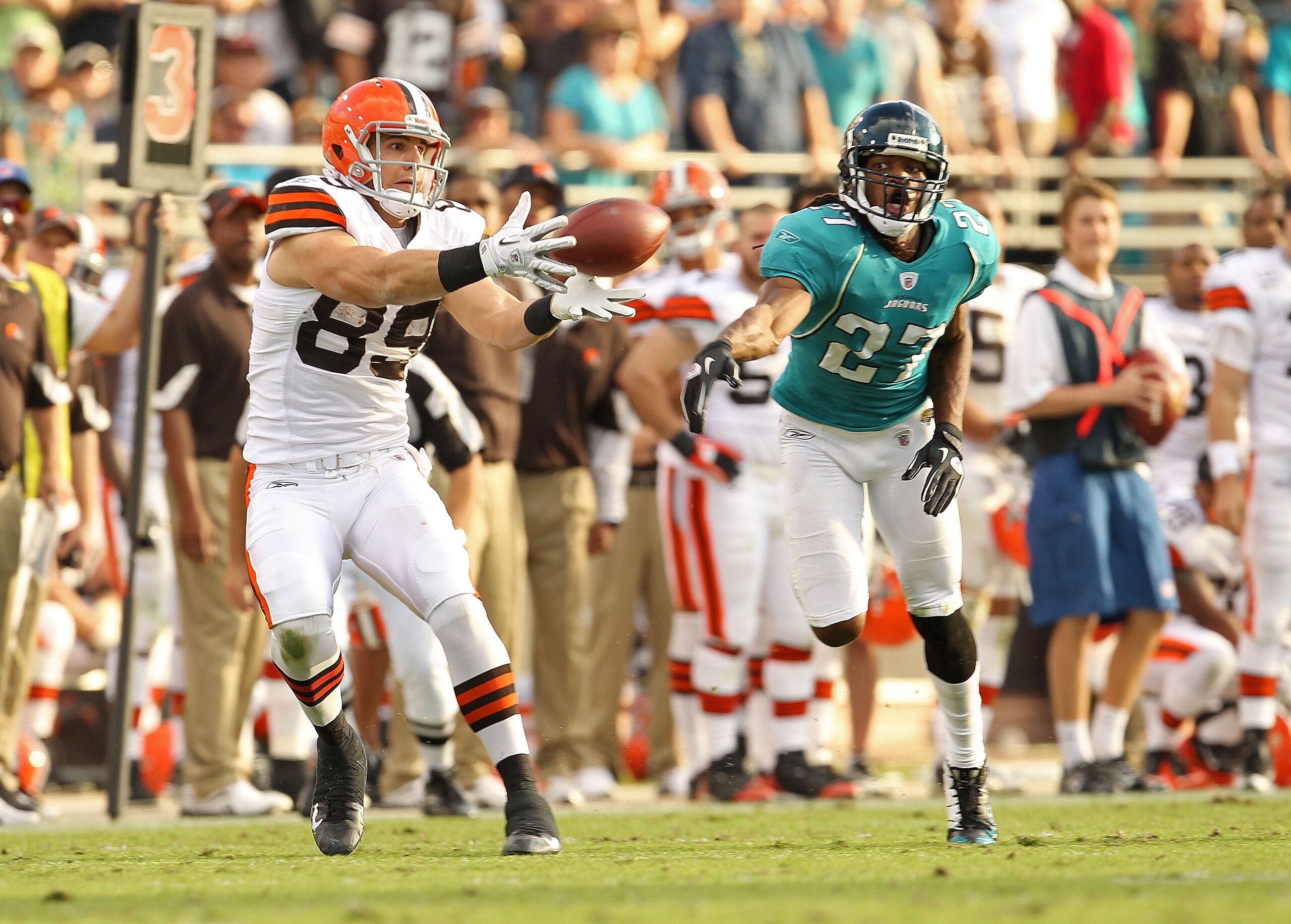 JACKSONVILLE, FL - NOVEMBER 21: Evan Moore #89 of the Cleveland Browns makes a catch during a game agaisnt the Jacksonville Jaguars at EverBank Field on November 21, 2010 in Jacksonville, Florida. (Photo by Mike Ehrmann/Getty Images) JACKSONVILLE, FL - NOVEMBER 21: Evan Moore #89 of the Cleveland Browns makes a catch during a game agaisnt the Jacksonville Jaguars at EverBank Field on November 21, 2010 in Jacksonville, Florida. (Photo by Mike Ehrmann/Getty Images)