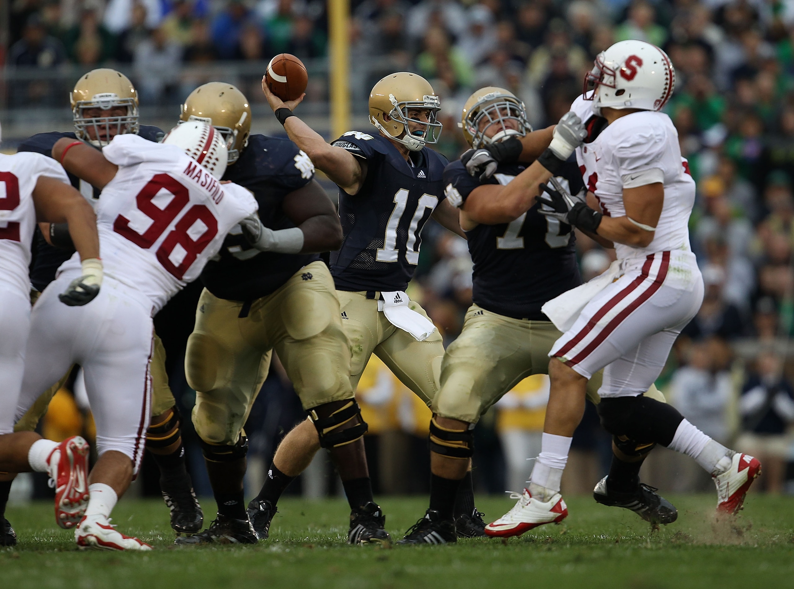 SOUTH BEND, IN - SEPTEMBER 25: Dayne Crist #10 of the Notre Dame Fighting Irish passes the ball against the Stanford Cardinal at Notre Dame Stadium on September 25, 2010 in South Bend, Indiana. Stanford defated Notre Dame 37-14. (Photo by Jonathan Daniel/ SOUTH BEND, IN - SEPTEMBER 25: Dayne Crist #10 of the Notre Dame Fighting Irish passes the ball against the Stanford Cardinal at Notre Dame Stadium on September 25, 2010 in South Bend, Indiana. Stanford defated Notre Dame 37-14. (Photo by Jonathan Daniel/