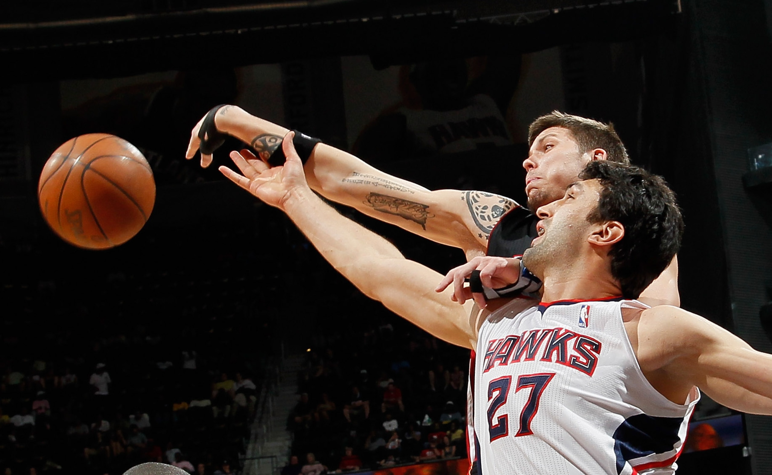 ATLANTA, GA - APRIL 11:  Mike Miller #13 of the Miami Heat battles for a rebound against Zaza Pachulia #27 of the Atlanta Hawks at Philips Arena on April 11, 2011 in Atlanta, Georgia.  NOTE TO USER: User expressly acknowledges and agrees that, by download