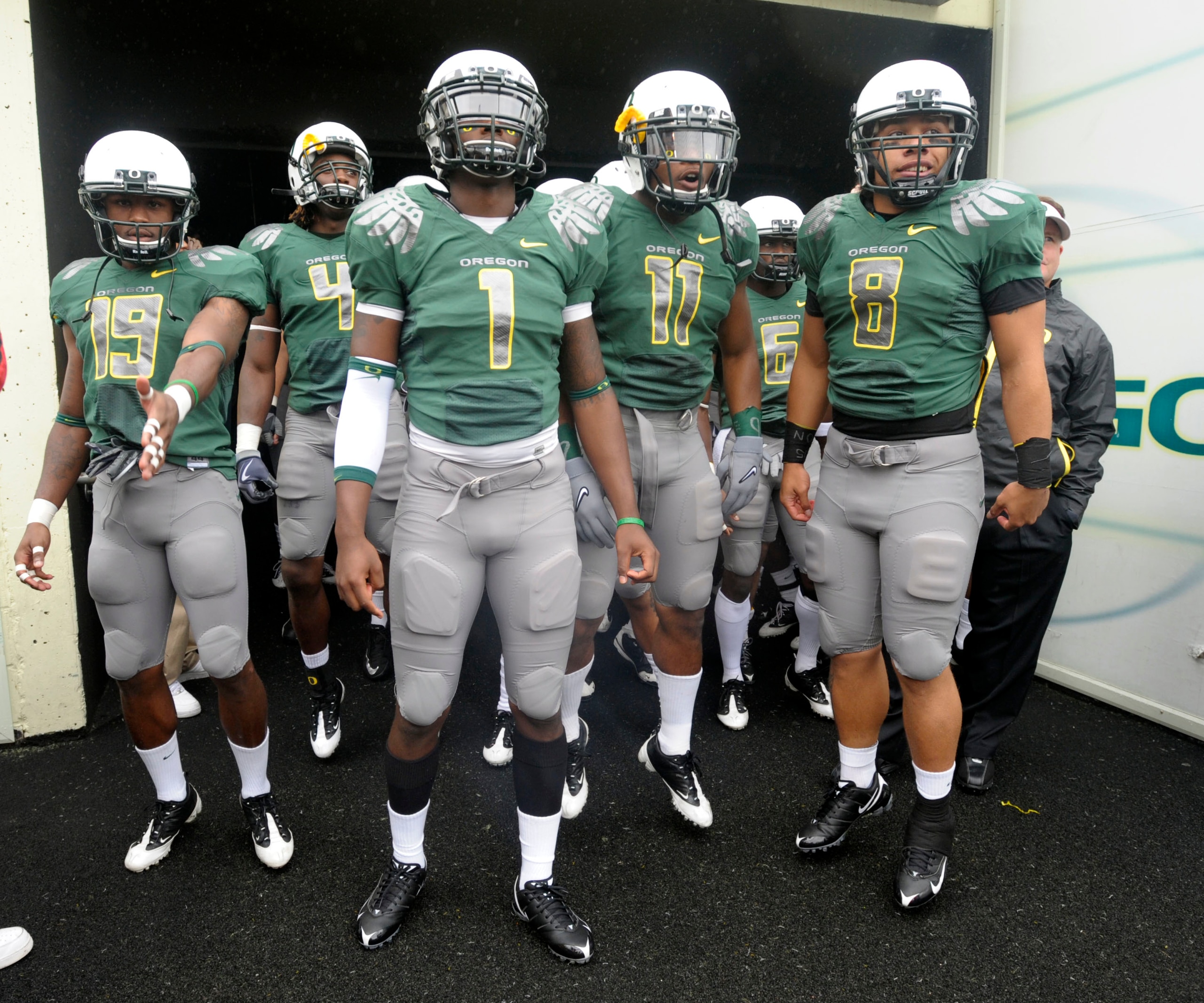 EUGENE, OR - SEPTEMBER 19: Jamere Holland #19, Darron Thomas #1, Eddie Pleasant #11 and Jeremiah Masoli #8 of the Oregon Ducks wait in the tunnel to be introduced before the start of the game against the Utah Utes at Autzen Stadium on September 19, 2009 i EUGENE, OR - SEPTEMBER 19: Jamere Holland #19, Darron Thomas #1, Eddie Pleasant #11 and Jeremiah Masoli #8 of the Oregon Ducks wait in the tunnel to be introduced before the start of the game against the Utah Utes at Autzen Stadium on September 19, 2009 i