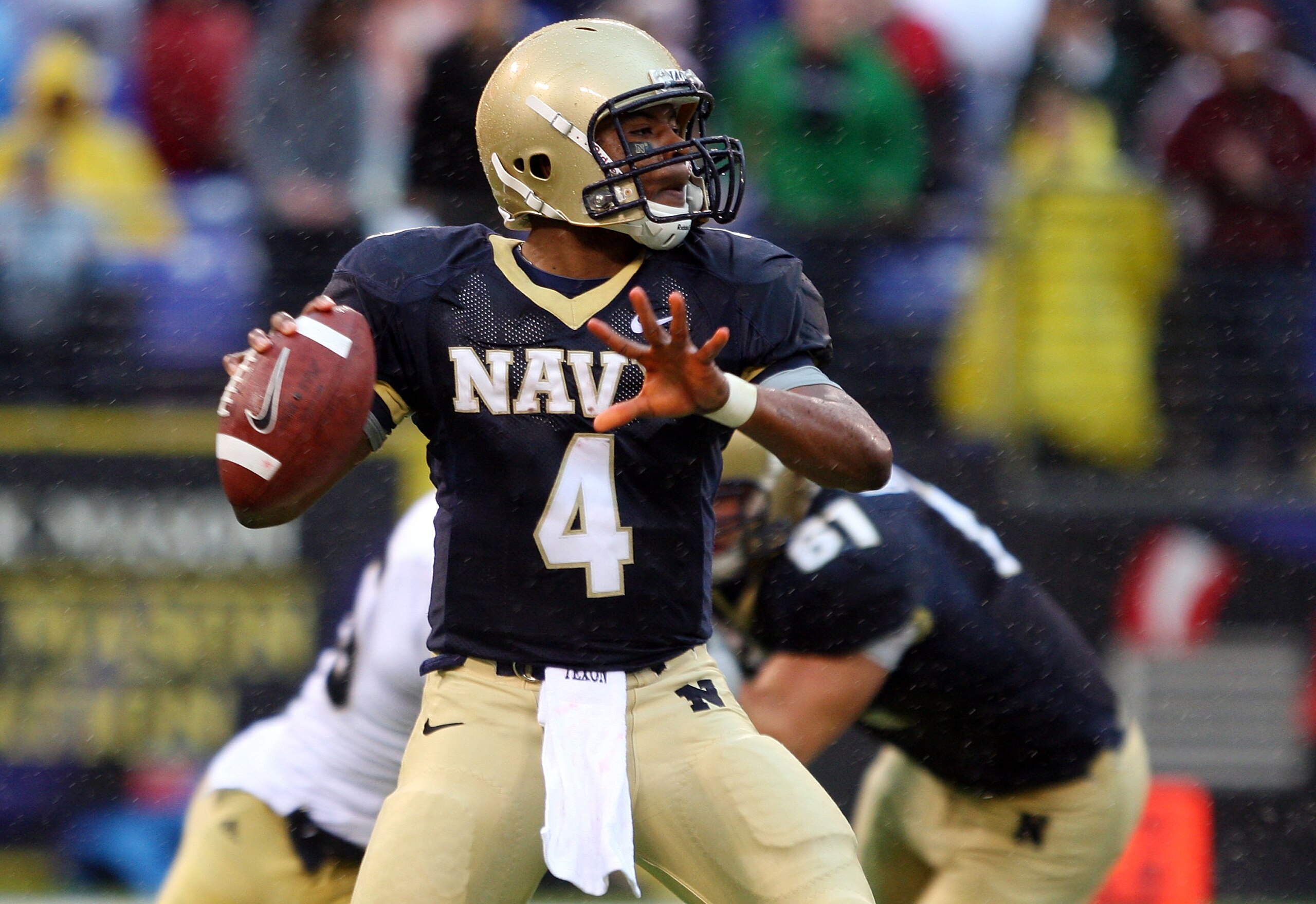 BALTIMORE - NOVEMBER 15: Ricky Dobbs #4 of the Navy Midshipmen looks to pass against the Notre Dame Fighting Irish on November 15, 2008 at M&T Bank Stadium in Baltimore, Maryland. Notre Dame defeated Navy 27-21. (Photo by Jim McIsaac/Getty Images) BALTIMORE - NOVEMBER 15: Ricky Dobbs #4 of the Navy Midshipmen looks to pass against the Notre Dame Fighting Irish on November 15, 2008 at M&T Bank Stadium in Baltimore, Maryland. Notre Dame defeated Navy 27-21. (Photo by Jim McIsaac/Getty Images)