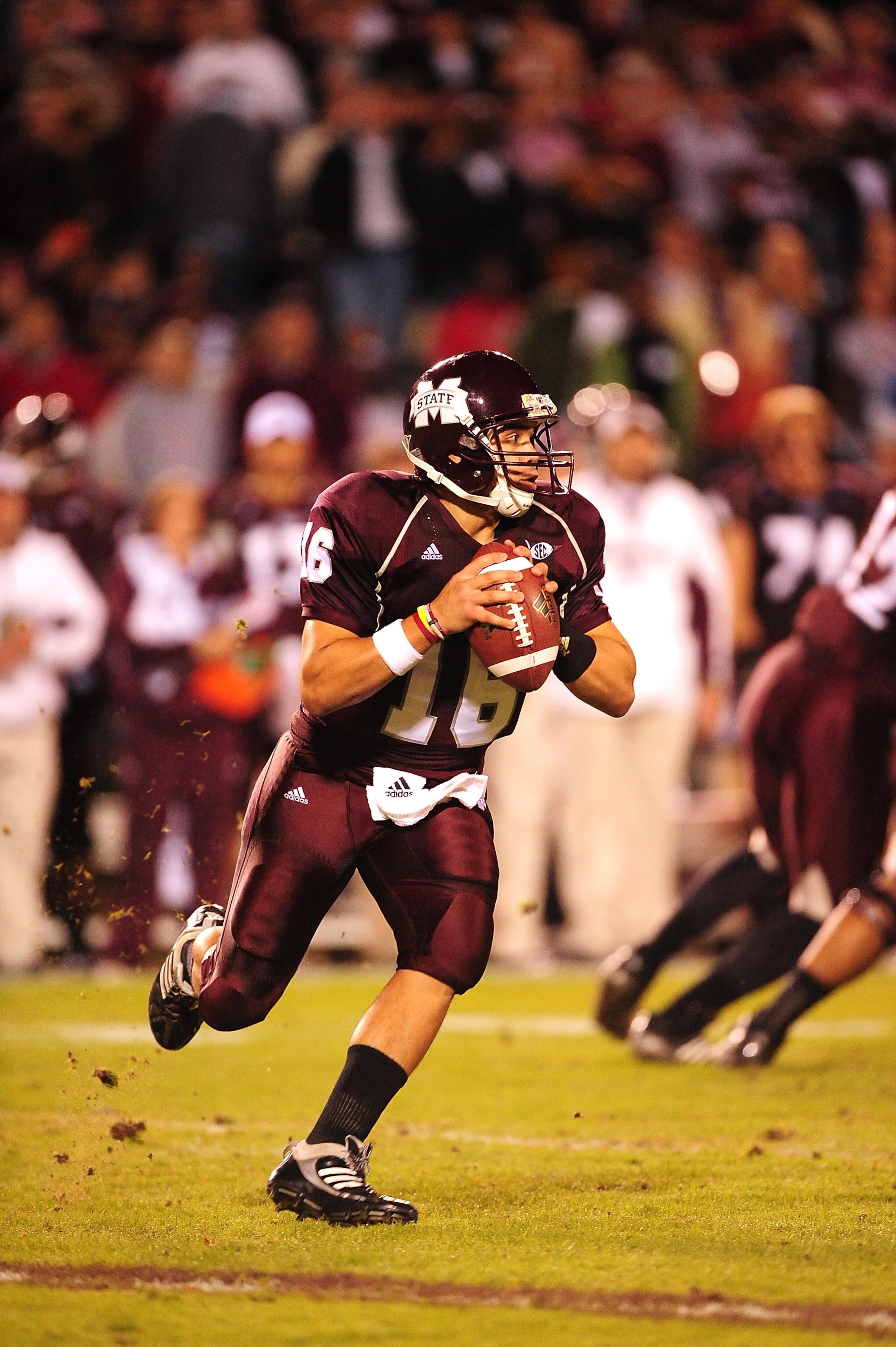 STARKVILLE, MS - OCTOBER 24:  Quarterback Tyson Lee # 16 of the Mississippi State Bulldogs passing against the Florida Gators, at Davis Wade Stadium on  October 24, 2009 in Starkville, Mississippi  (Photo by Rick Dole/Getty Images)