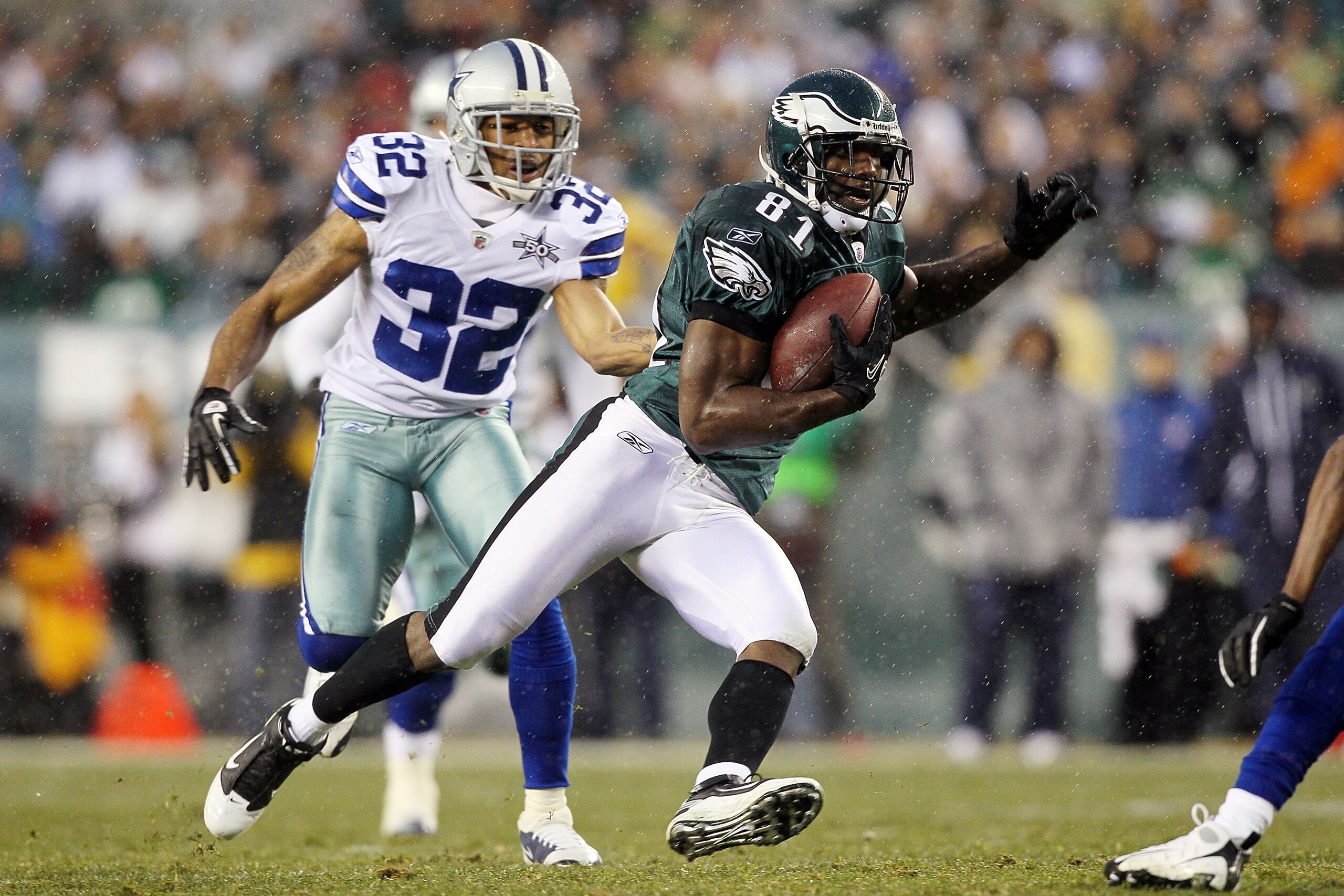 PHILADELPHIA, PA - JANUARY 02:  Jason Avant #81 of the Philadelphia Eagles runs a reception past Orlando Scandrick #32 of the Dallas Cowboys on January 2, 2011 at Lincoln Financial Field in Philadelphia, Pennsylvania.  (Photo by Jim McIsaac/Getty Images)