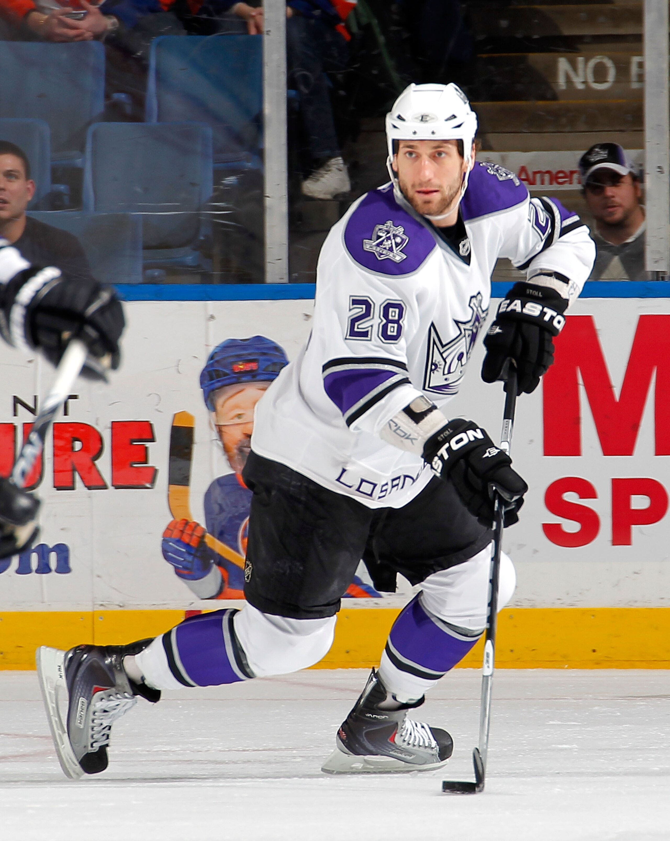 UNIONDALE, NY - FEBRUARY 19:  Jarret Stoll #28 of the Los Angeles Kings skates during an NHL hockey game against the New York Islanders at the Nassau Coliseum on February 19, 2011 in Uniondale, New York.  (Photo by Paul Bereswill/Getty Images)