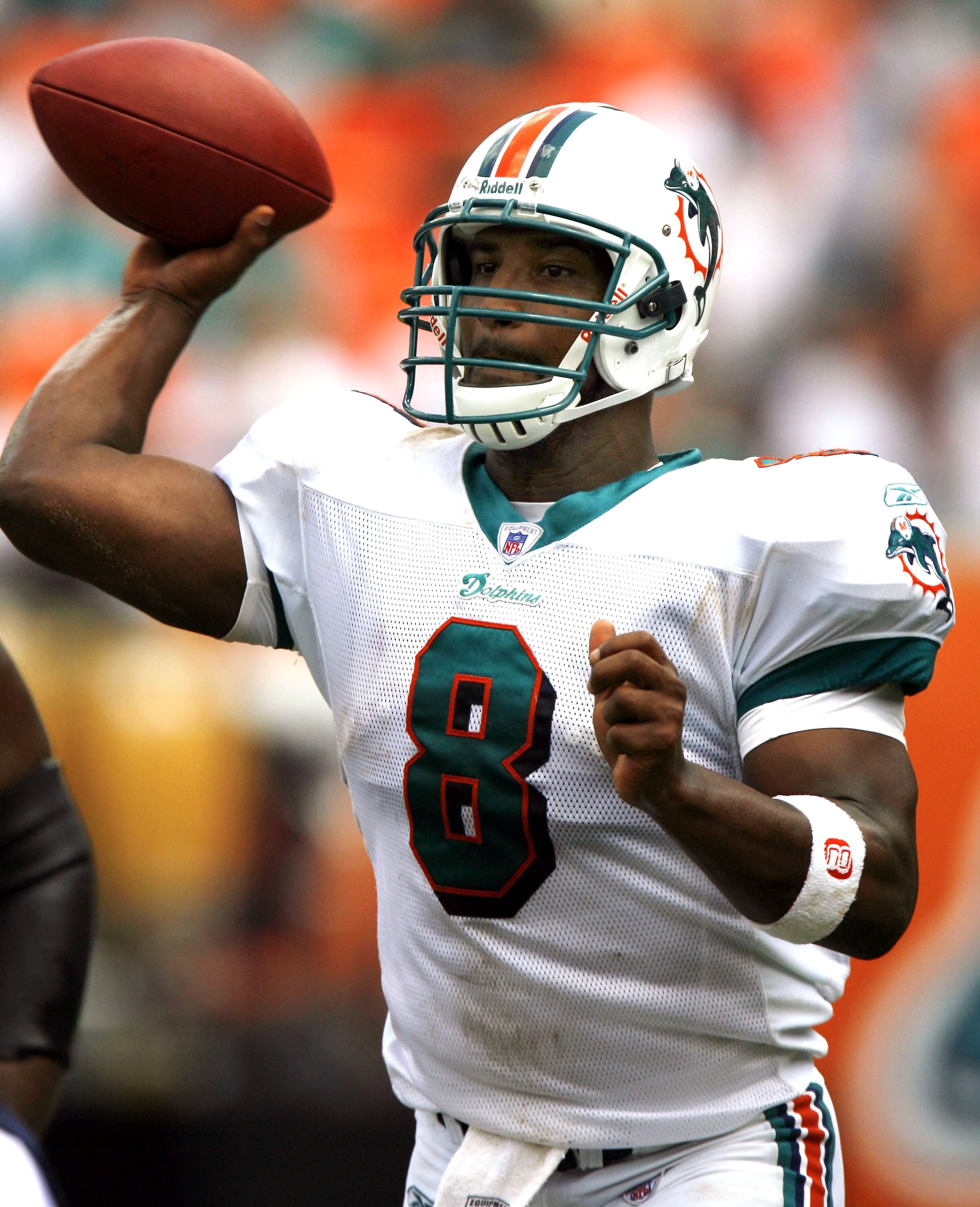 MIAMI - SEPTEMBER 24:  Quarterback Daunte Culpepper #8 of the Miami Dolphins passes down field against the Tennessee Titans at Miami Dolphin Stadium on September 24, 2006 in Miami, Florida.  (Photo by Eliot J. Schechter/Getty Images)