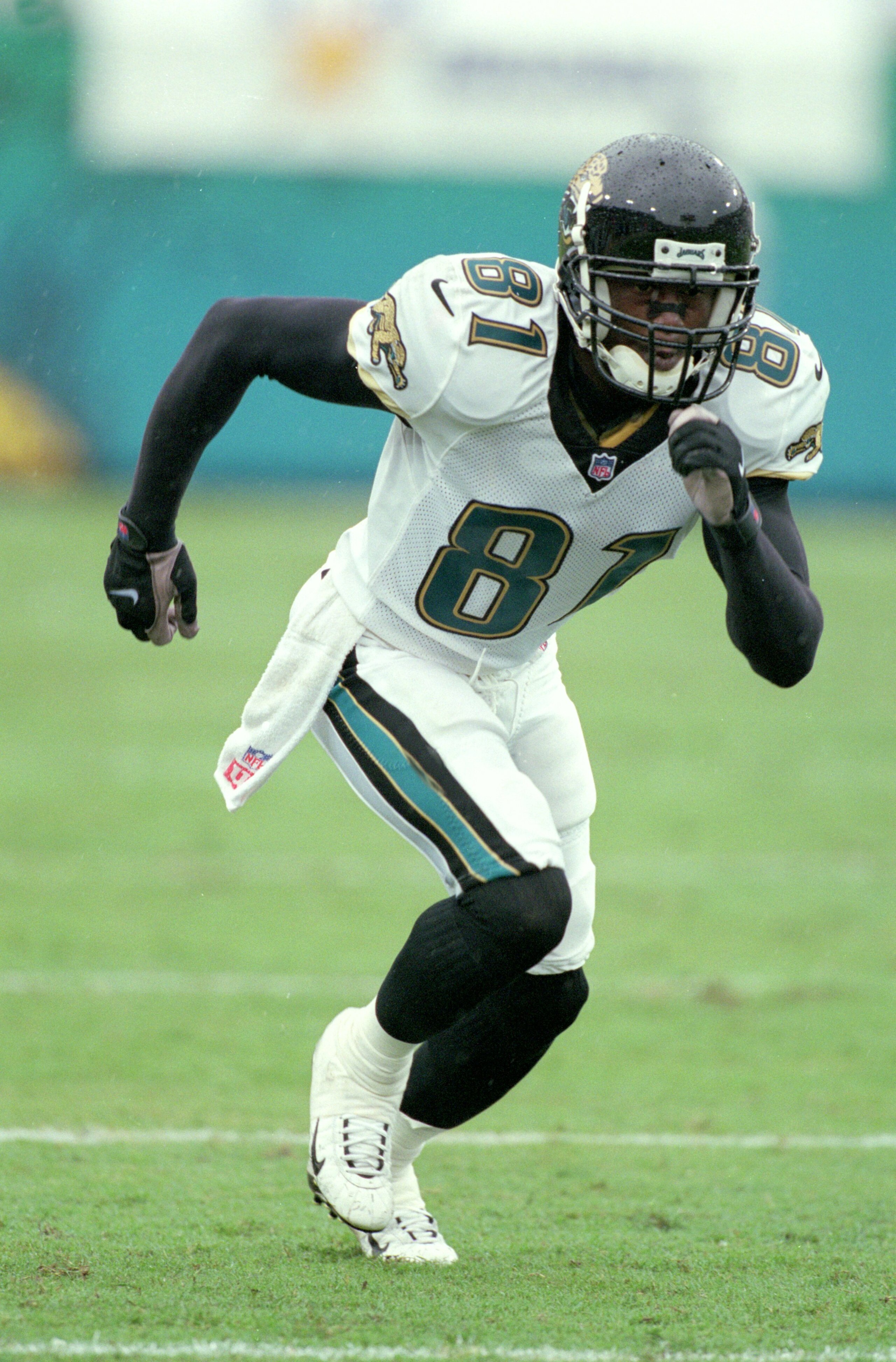 17 Sep 2000:  R. Jay Soward #81 of the Jacksonville Jaguars takes off running during the game against the Cincinnati Bengals at the Alltel Stadium in Jacksonville, Florida.  The Jaguars defeated the Bengals 13-0.Mandatory Credit: Scott Halleran  /Allsport