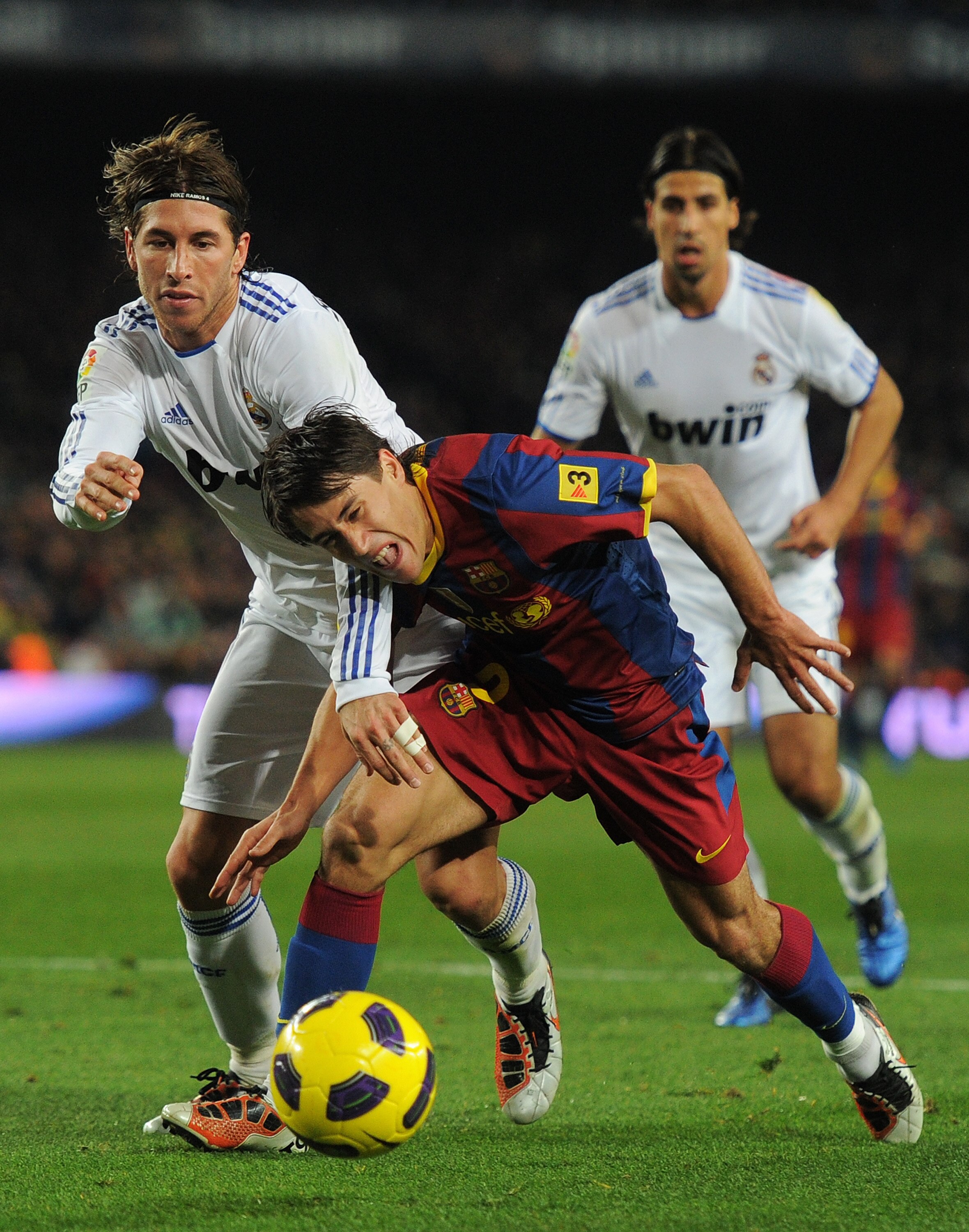 BARCELONA, SPAIN - NOVEMBER 29:  Bojan Krkic (R) of Barcelona fights for the ball with Sergio Ramos of Real Madrid during the la liga match between Barcelona and Real Madrid at the Camp Nou stadium on November 29, 2010 in Barcelona, Spain.  (Photo by Jasp