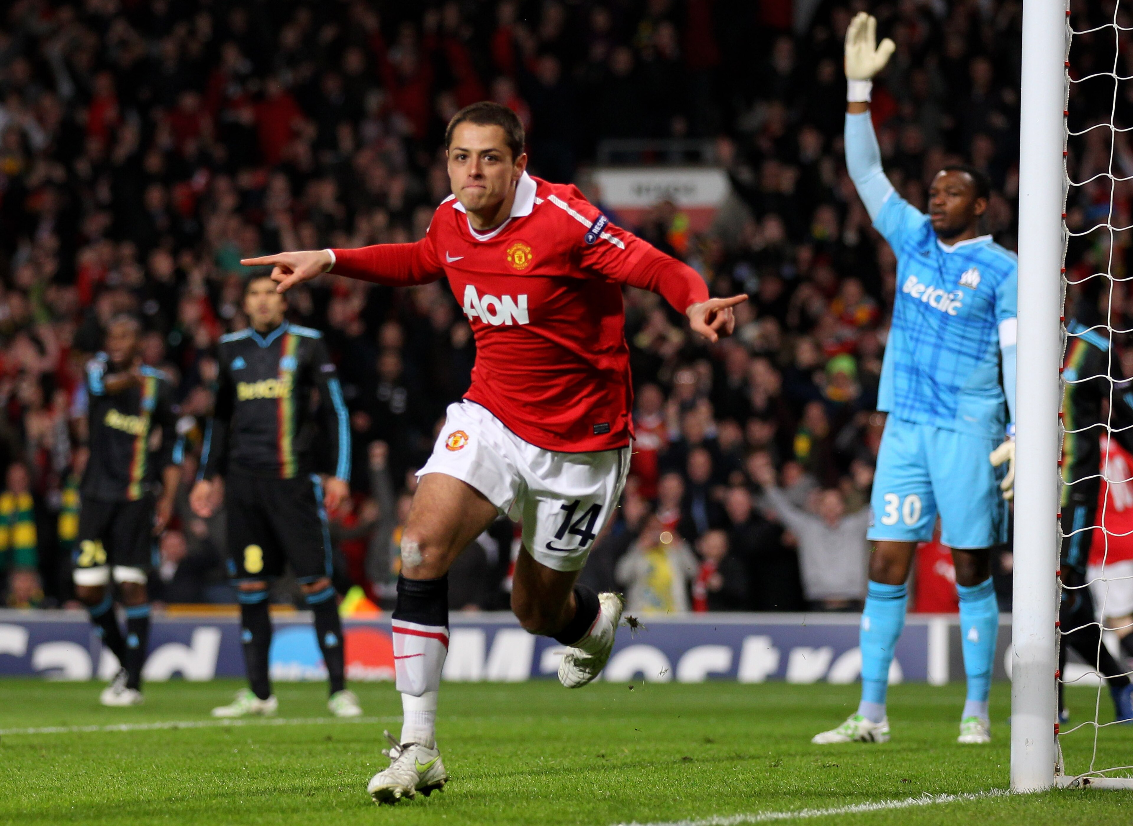 MANCHESTER, ENGLAND - MARCH 15: Javier Hernandez of Manchester United celebrates scoring the opening goal during the UEFA Champions League round of 16 second leg match between Manchester United and Marseille at Old Trafford on March 15, 2011 in Mancheste MANCHESTER, ENGLAND - MARCH 15: Javier Hernandez of Manchester United celebrates scoring the opening goal during the UEFA Champions League round of 16 second leg match between Manchester United and Marseille at Old Trafford on March 15, 2011 in Mancheste