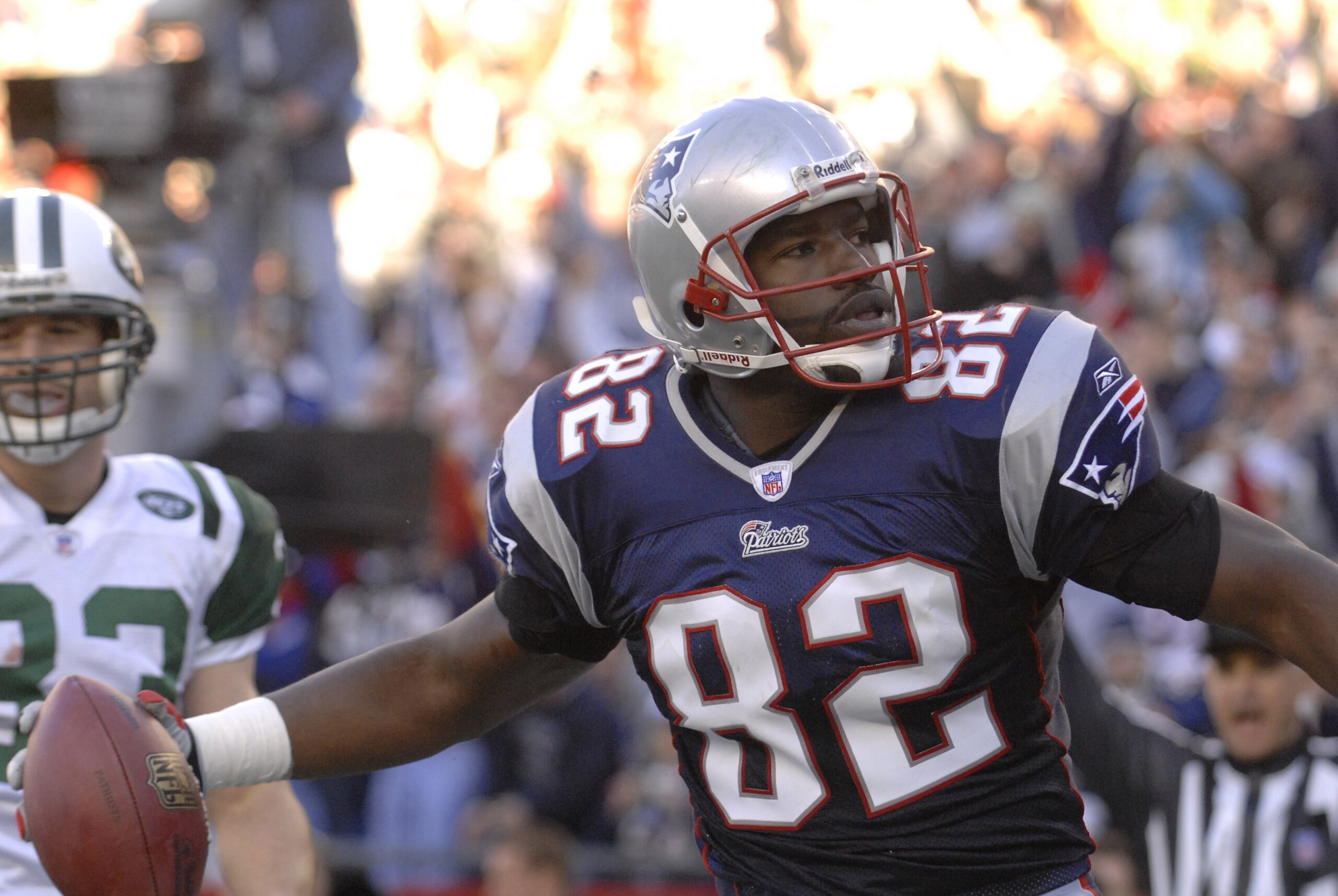 New England Patriots tight  end Daniel Graham grabs a  touchdown  pass  in an NFL wild card playoff game Jan. 7, 2007 in Foxborough, Massachusetts.  The Pats won 37 - 16.  (Photo by Al Messerschmidt/Getty Images)