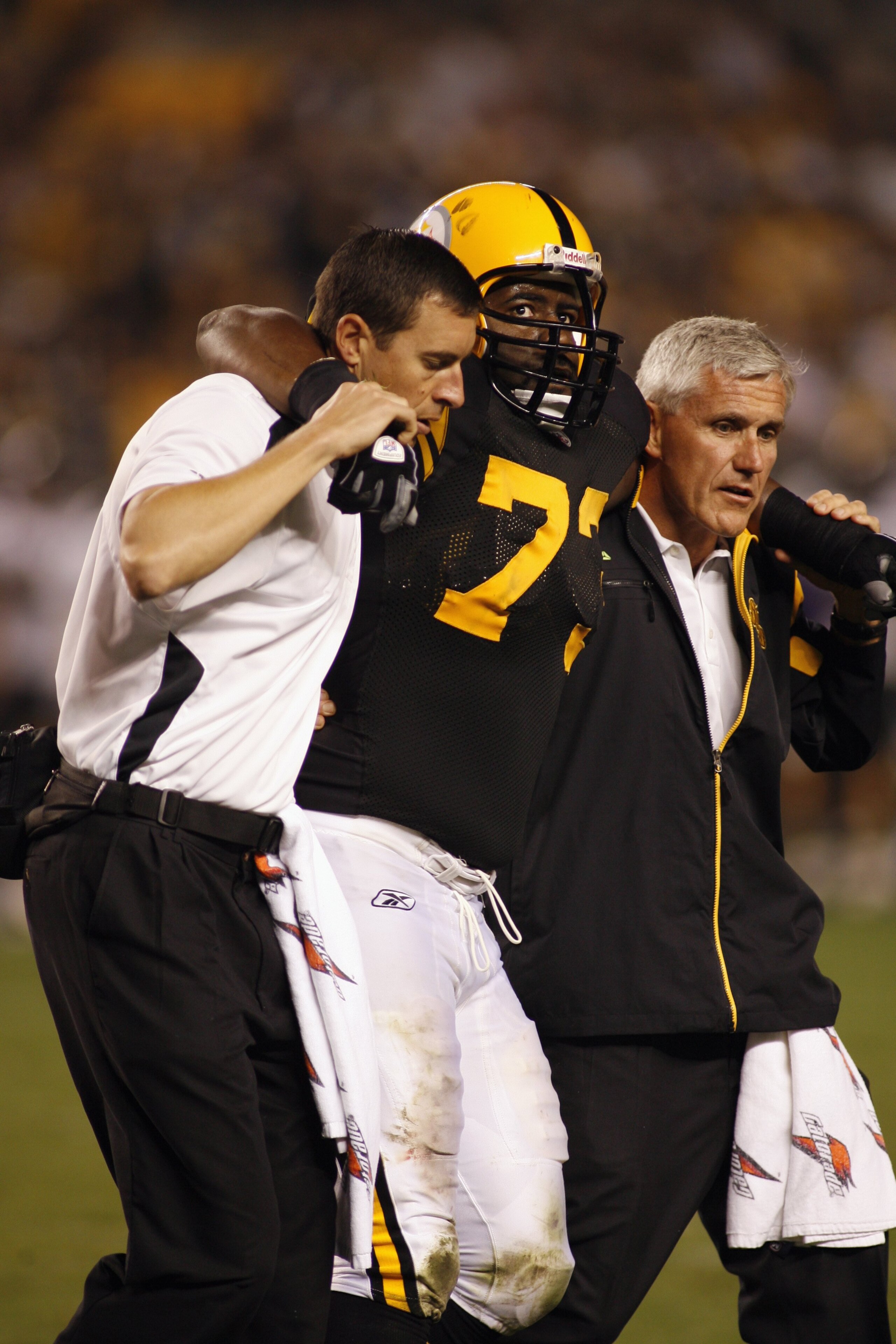 PITTSBURGH - SEPTEMBER 29:  Kendall Simmons #73 of the Pittsburgh Steelers is helped off the field during the game against the Baltimore Ravens on September 29, 2008 at Heinz Field in Pittsburgh, Pennsylvania. (Photo by Rick Stewart/Getty Images)