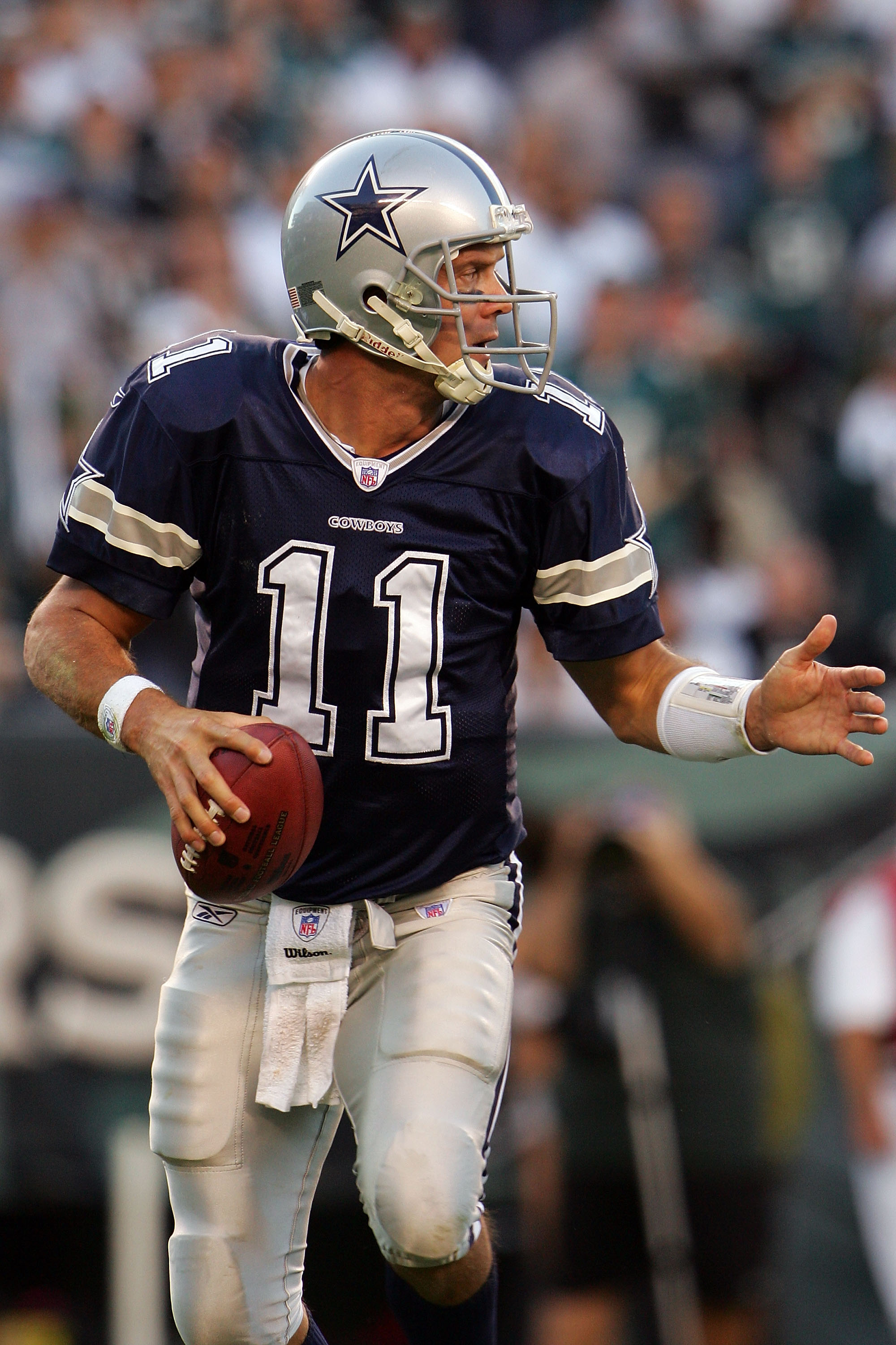 PHILADELPHIA - OCTOBER 08:  Drew Bledsoe #11 of the Dallas Cowboys drops back against the Philadelphia Eagles at Lincoln Financial Field on October 8, 2006 in Philadelphia, Pennsylvania.  (Photo by Chris McGrath/Getty Images)