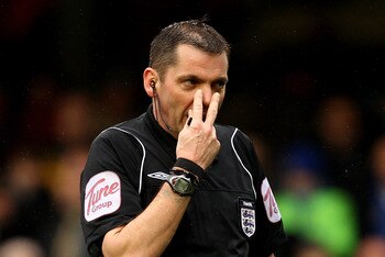 LONDON, ENGLAND - FEBRUARY 19:  Referee Phil Dowd gestures during the FA Cup sponsored by E.ON 4th round replay match between Chelsea and Everton at Stamford Bridge on February 19, 2011 in London, England.  (Photo by Richard Heathcote/Getty Images)