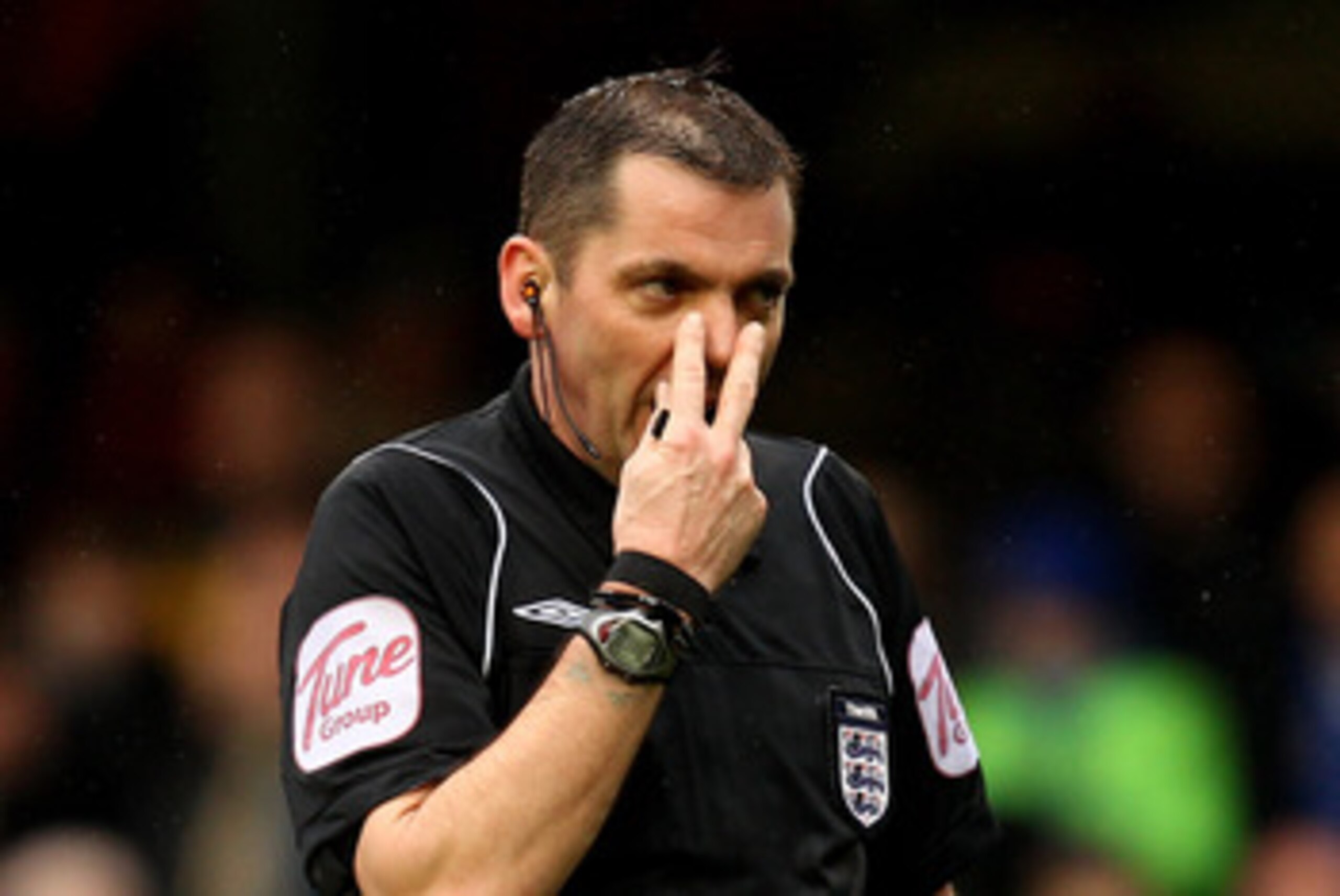 LONDON, ENGLAND - FEBRUARY 19: Referee Phil Dowd gestures during the FA Cup sponsored by E.ON 4th round replay match between Chelsea and Everton at Stamford Bridge on February 19, 2011 in London, England. (Photo by Richard Heathcote/Getty Images) LONDON, ENGLAND - FEBRUARY 19: Referee Phil Dowd gestures during the FA Cup sponsored by E.ON 4th round replay match between Chelsea and Everton at Stamford Bridge on February 19, 2011 in London, England. (Photo by Richard Heathcote/Getty Images)