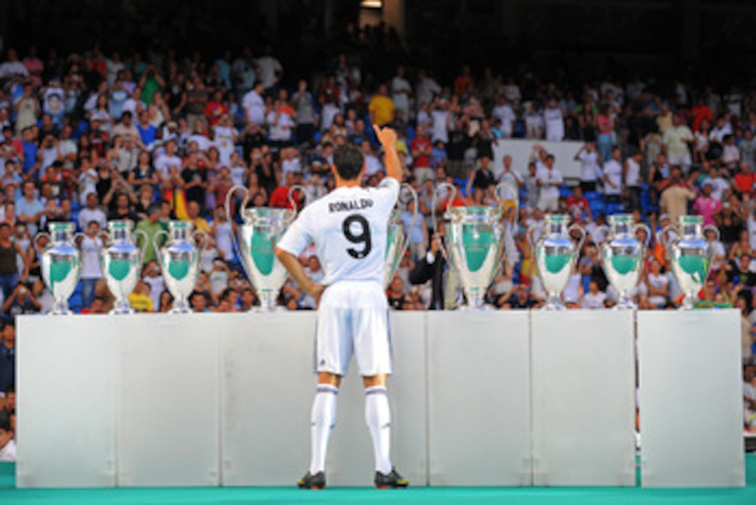 MADRID, SPAIN - JULY 06: New Real Madrid player Cristiano Ronaldo waves to fans during his presentation at the Santiago Bernabeu stadium on July 6, 2009 in Madrid, Spain. (Photo by Denis Doyle/Getty Images) MADRID, SPAIN - JULY 06: New Real Madrid player Cristiano Ronaldo waves to fans during his presentation at the Santiago Bernabeu stadium on July 6, 2009 in Madrid, Spain. (Photo by Denis Doyle/Getty Images)
