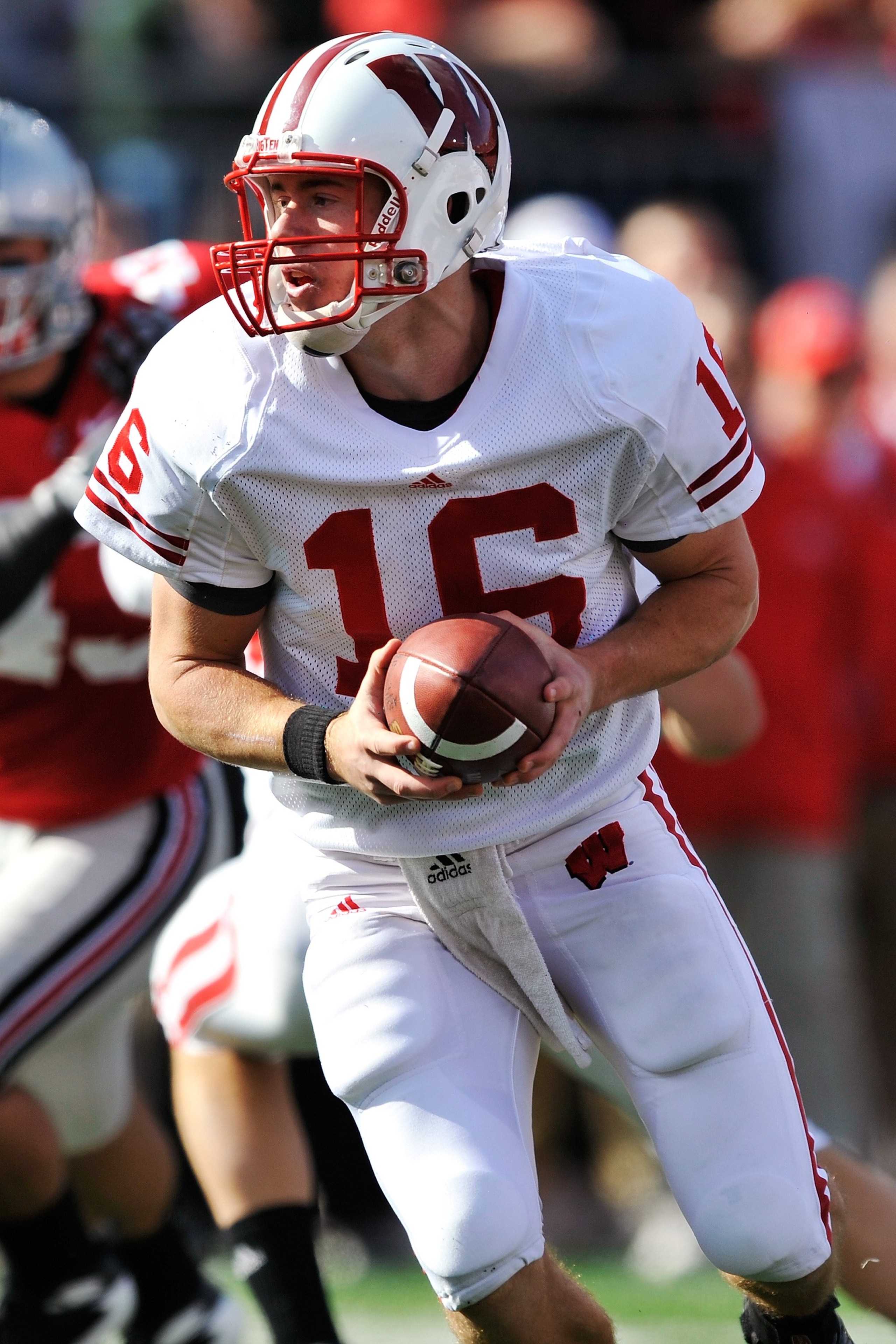COLUMBUS, OH - OCTOBER 10:  Quarterback Scott Tolzien #16 of the Wisconsin Badgers hands off the ball against the Ohio State Buckeyes at Ohio Stadium on October 10, 2009 in Columbus, Ohio.  (Photo by Jamie Sabau/Getty Images)