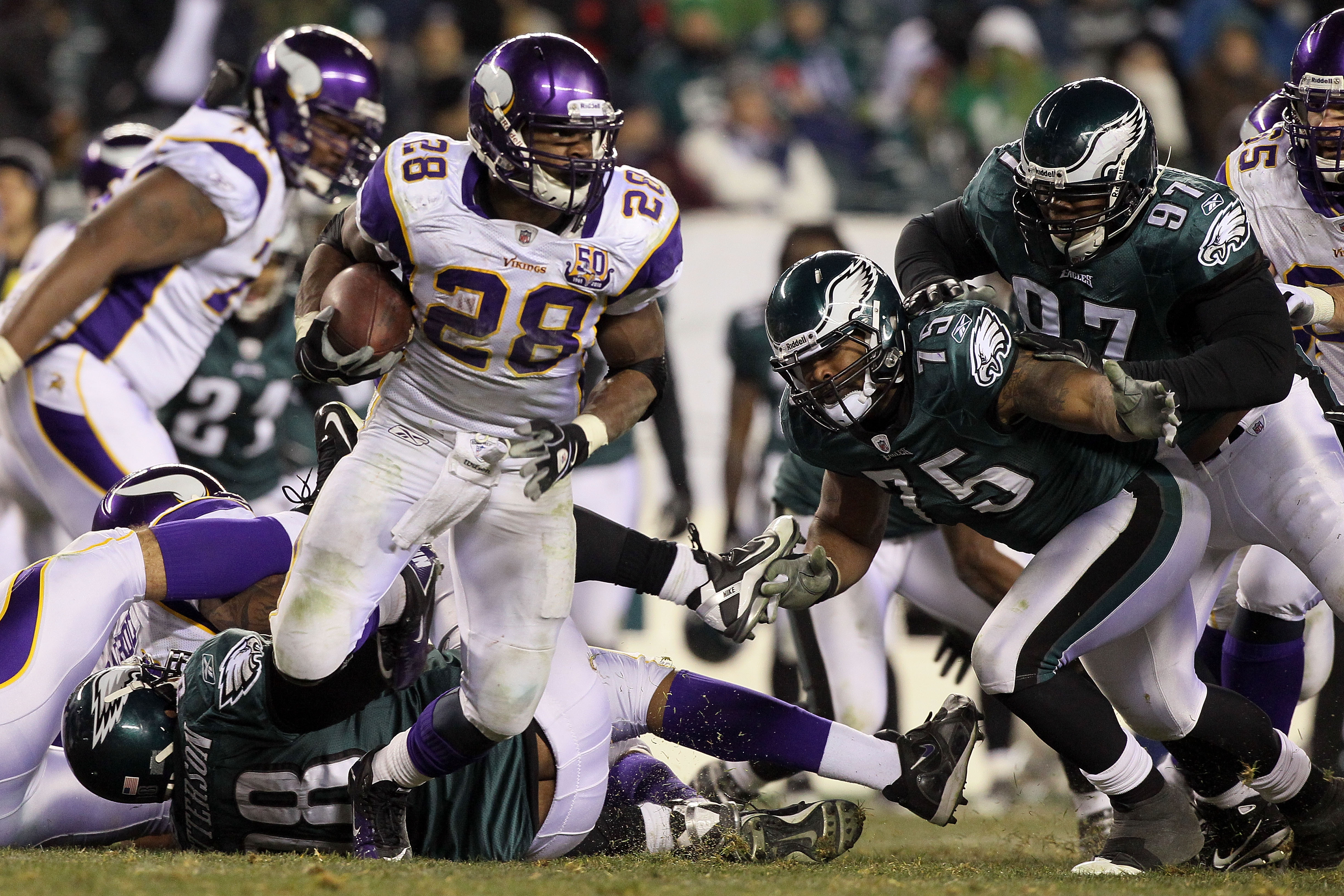 PHILADELPHIA, PA - DECEMBER 28:  Adrian Peterson #28 of the Minnesota Vikings runs against the Philadelphia Eagles at Lincoln Financial Field on December 26, 2010 in Philadelphia, Pennsylvania.  (Photo by Jim McIsaac/Getty Images)