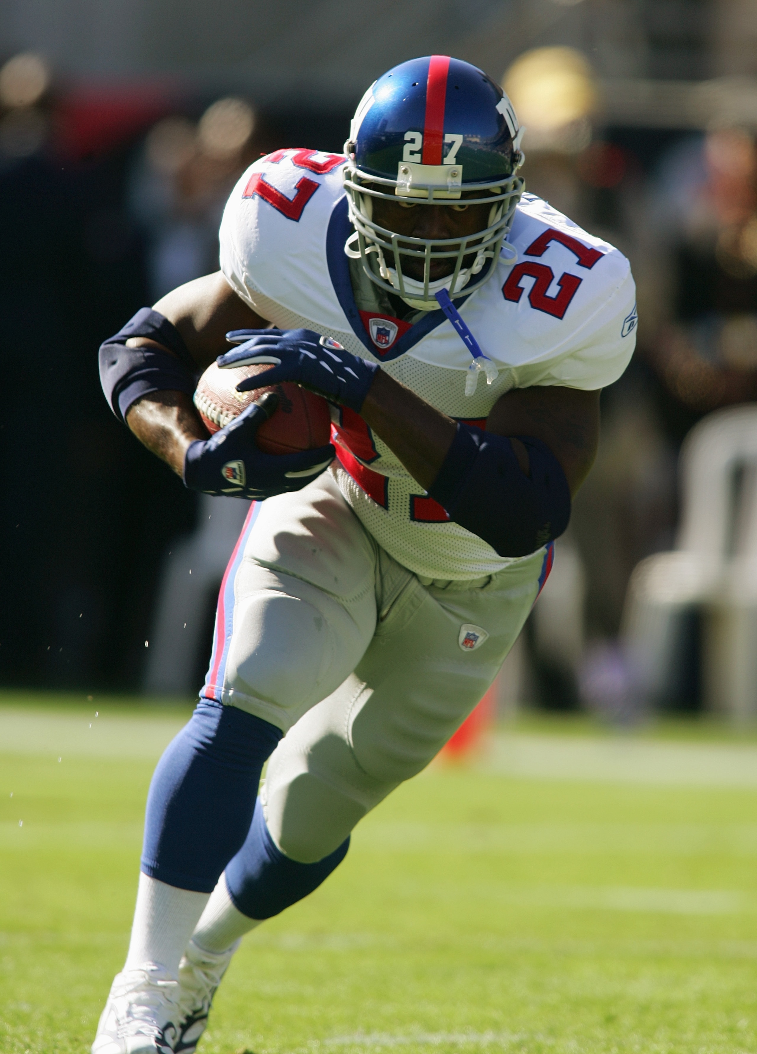 TEMPE, AZ - NOVEMBER 14:  Ron Dayne #27 of the New York Giants runs with the ball before the NFL game against the Arizona Cardinals at Sun Devil Stadium/Frank Kush Field on November 14, 2004 in Tempe, Arizona.  The Cardinals defeated the Giants 17-14.  (P
