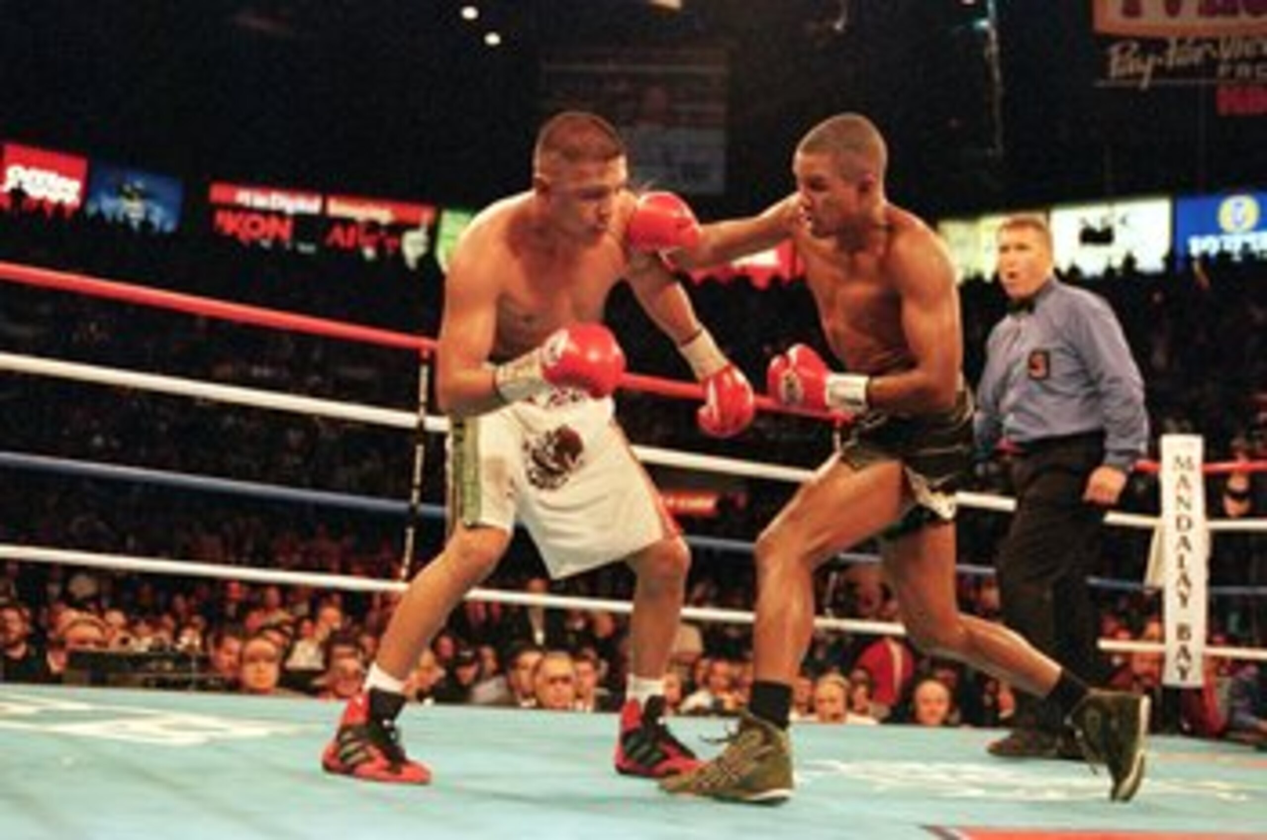 2 Dec 2000:  Felix Trinidad throws a right punch during the WBA/IBF Junoir Middleweight Championship Fight against Fernando Vargas at the Mandaly Bay Resort in Las Vegas, Nevada. Trinidad defeated Vargas in a technical knock out in round 12.Mandatory Cred