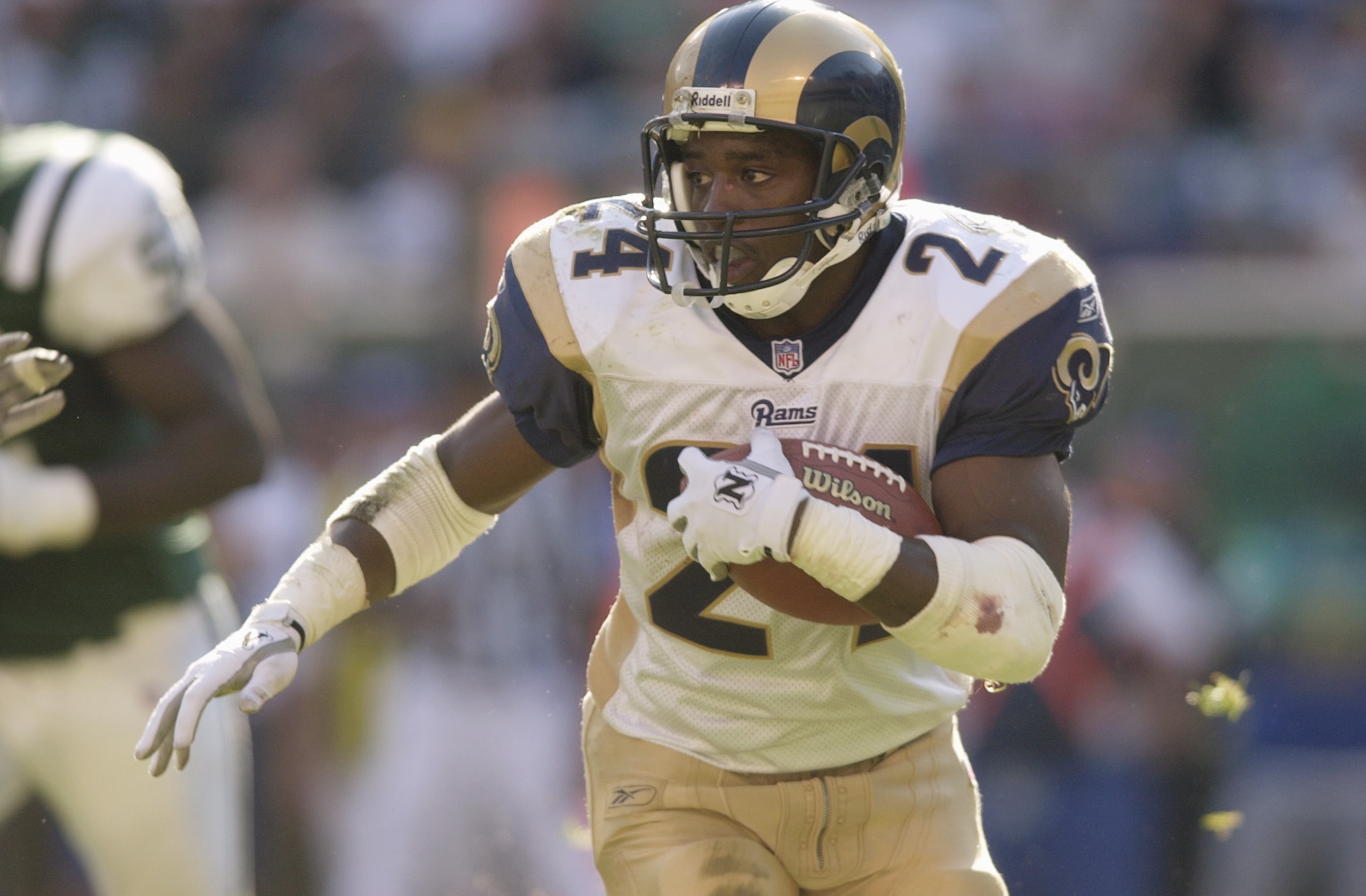 21 Oct 2001: Trung Canidate #24 of the St. Louis Rams is taken down by Mo Lewis #57 and Victor Green #21 of the New York Jets during the game at Giant Stadium in East Rutherford, New Jersey. The Rams win, 6-0 over the New York Jets. DIGITAL IMAGES Mandato