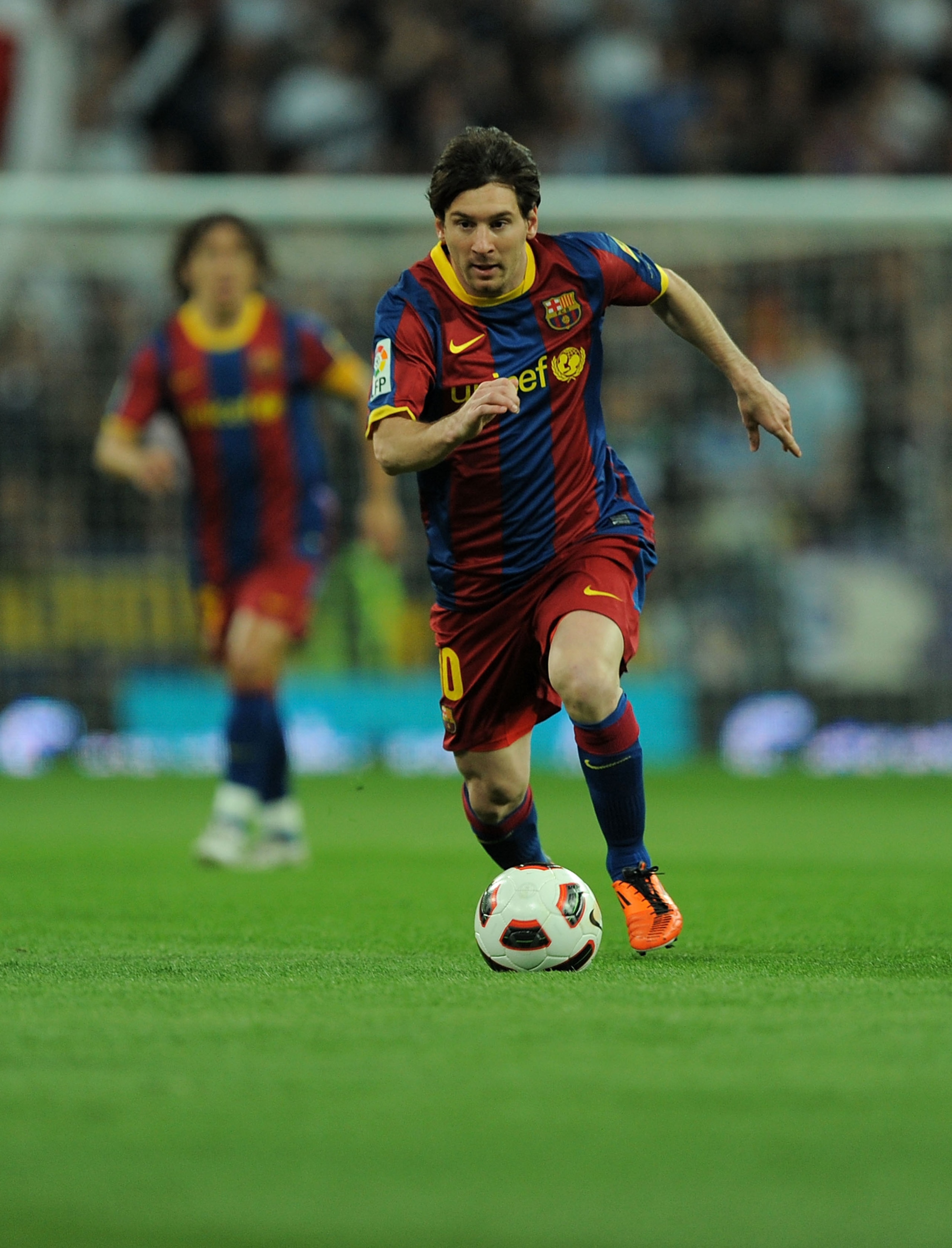 MADRID, SPAIN - APRIL 16:  Lionel Messi of Barcelona in action during the La Liga match between Real Madrid and Barcelona at Estadio Santiago Bernabeu on April 16, 2011 in Madrid, Spain.  (Photo by Denis Doyle/Getty Images)