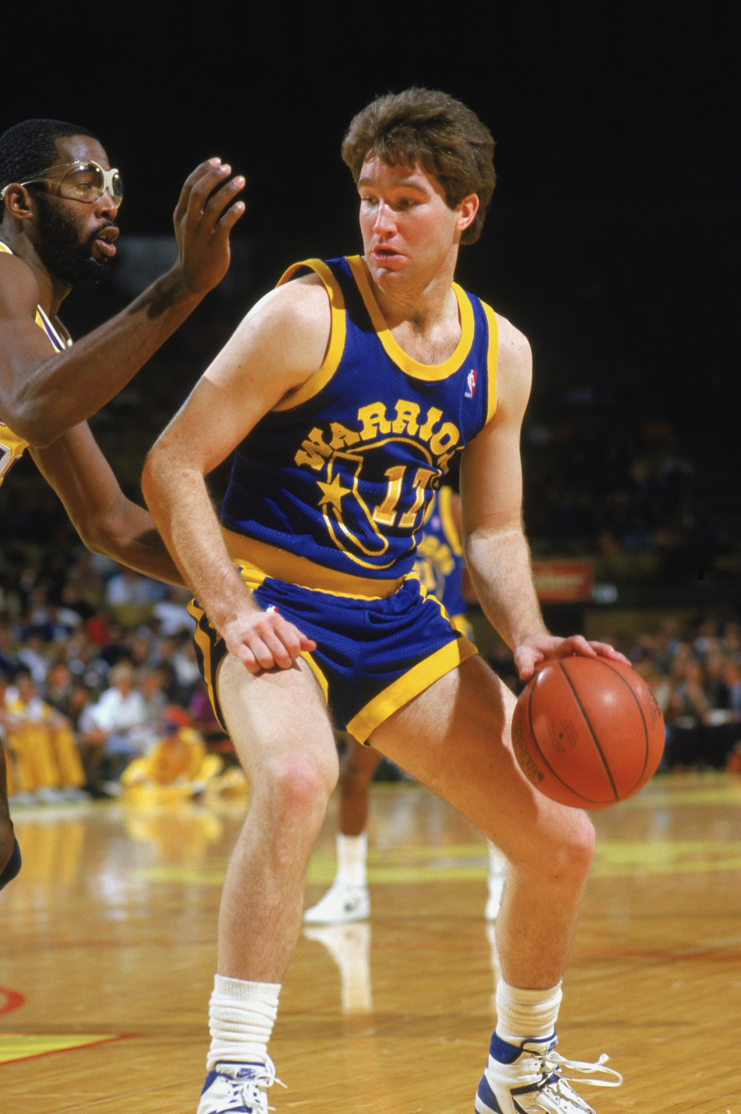 1987:  Chris Mullin #17 of the Golden State Warriors drives against the Los Angeles Lakers during an NBA game in the 1987-88 season. NOTE TO USER: User expressly acknowledges and agrees that, by downloading and/or using this Photograph, User is consenting