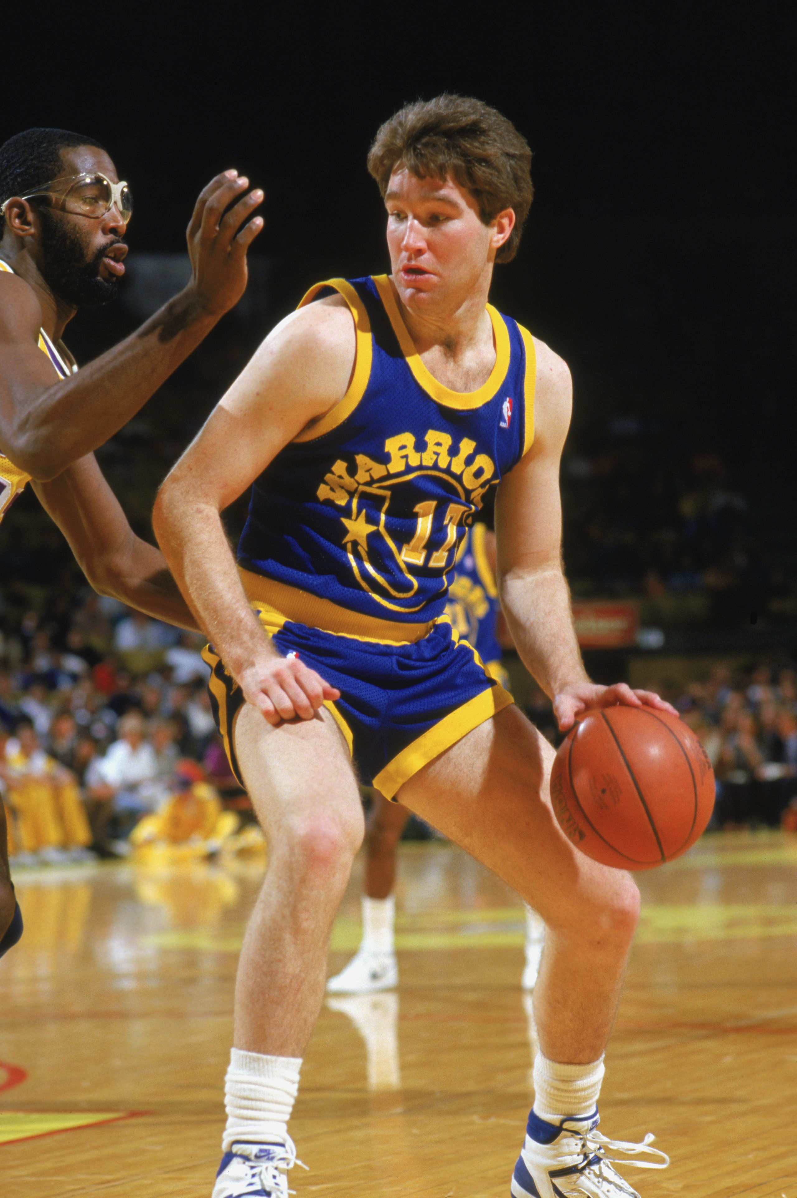 1987:  Chris Mullin #17 of the Golden State Warriors drives against the Los Angeles Lakers during an NBA game in the 1987-88 season. NOTE TO USER: User expressly acknowledges and agrees that, by downloading and/or using this Photograph, User is consenting