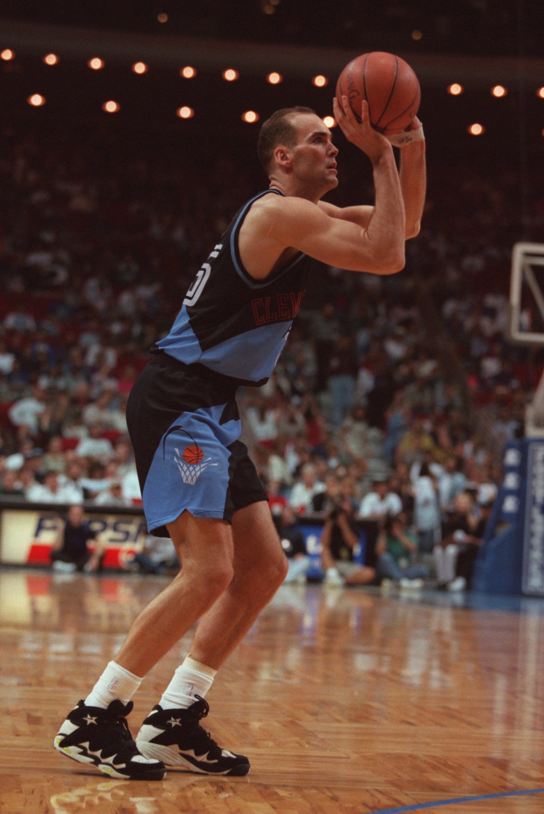 10 Apr 1996:  Danny Ferry of the Cleveland Cavaliers sets to shoot during the Cavaliers 116-104 defeat by the Orlando Magic at the Orlando Arena in Orlando, Florida.     Mandatory Credit: Allsport USA/Allsport