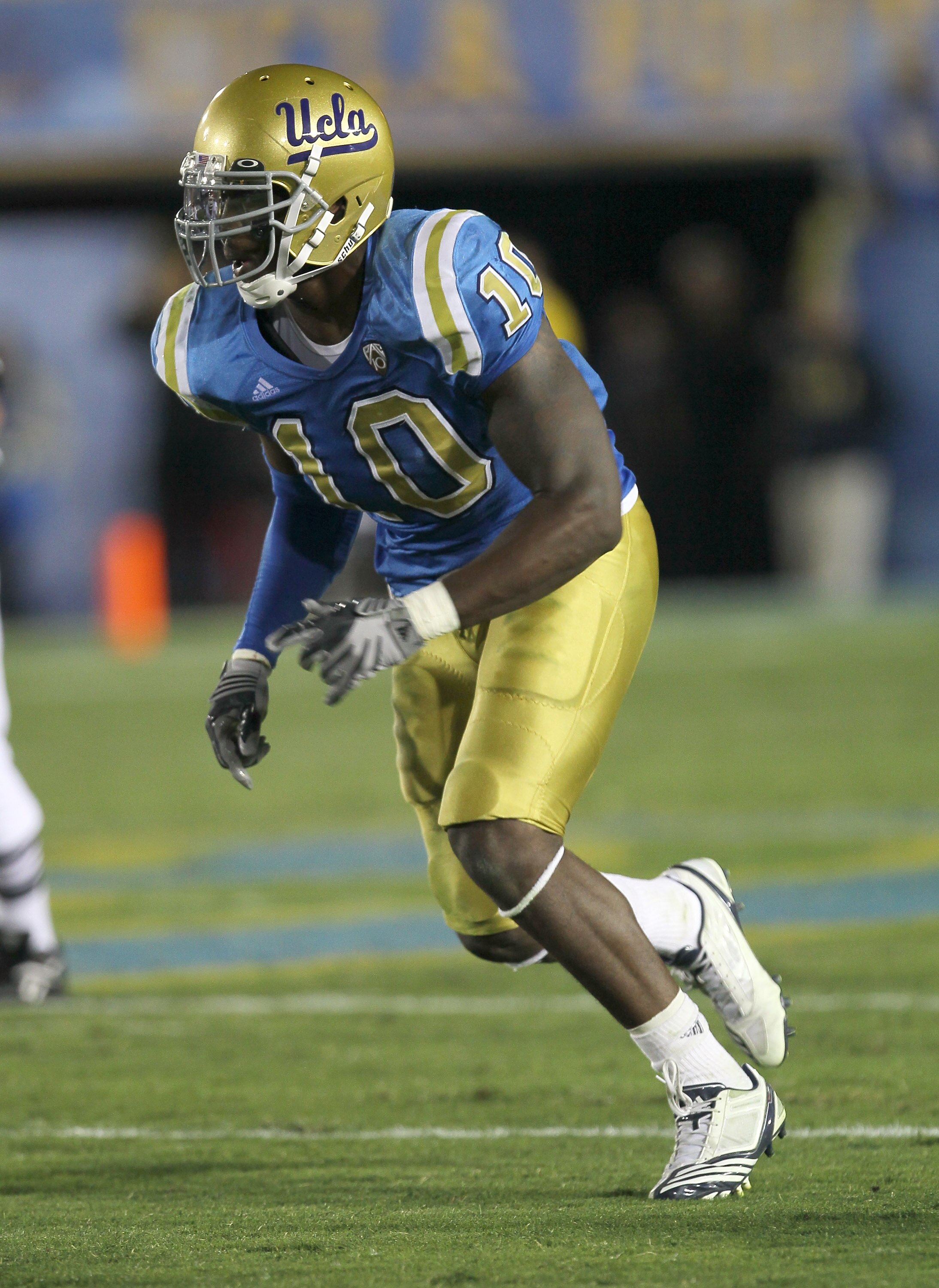 PASADENA, CA - SEPTEMBER 18:  Linebacker Akeem Ayers #10 of the UCLA Bruins in the game with the Houston Cougars at the Rose Bowl on September 18, 2010 in Pasadena, California.  UCLA won 31-13.  (Photo by Stephen Dunn/Getty Images)