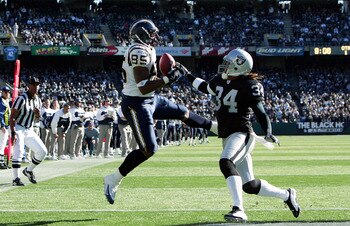 OAKLAND, CA - NOVEMBER 21:  Antonio Gates #85 of the San Diego Chargers makes an 85-yard touchdown against Ray Buchanan #34 of the Oakland Raiders to make the score 6-0 at Network Associates Coliseum on November 21, 2004 in Oakland, California. (Photo by