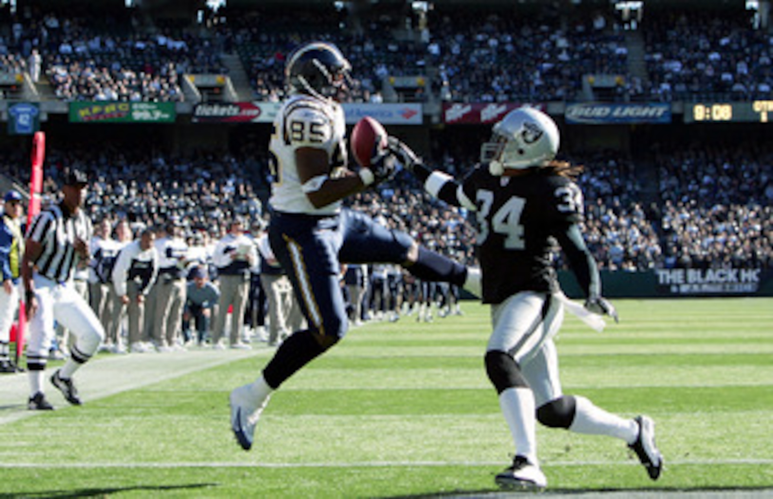 OAKLAND, CA - NOVEMBER 21:  Antonio Gates #85 of the San Diego Chargers makes an 85-yard touchdown against Ray Buchanan #34 of the Oakland Raiders to make the score 6-0 at Network Associates Coliseum on November 21, 2004 in Oakland, California. (Photo by