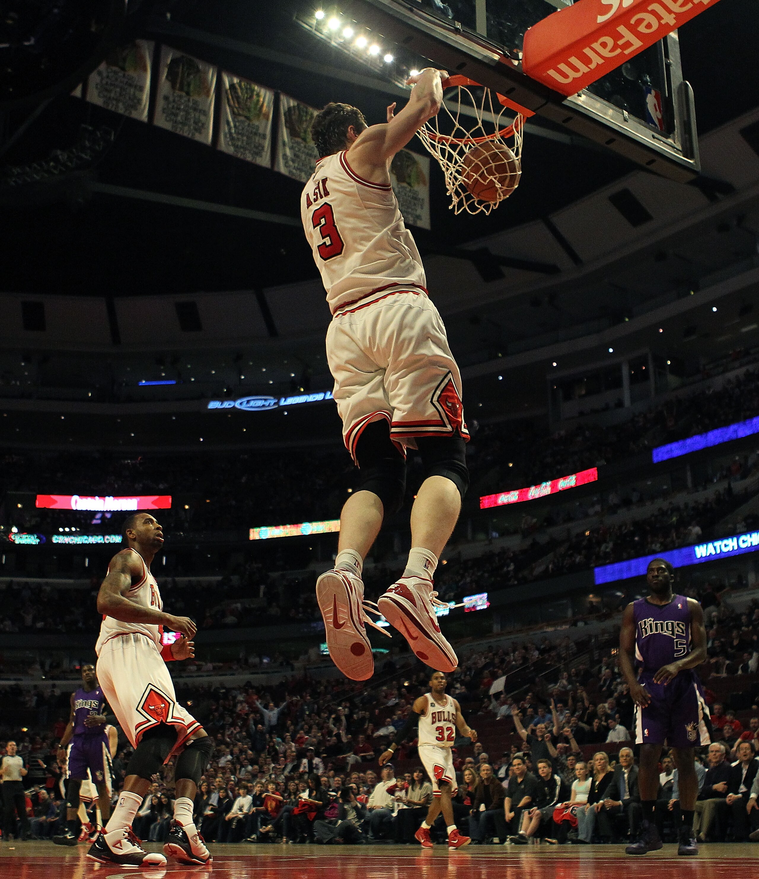 CHICAGO, IL - MARCH 21: Omer Asik #3 of the Chicago Bulls dunks the ball against the Sacramento Kings at the United Center on March 21, 2011 in Chicago, Illinois. The Bulls defeated the Kings 132-92. NOTE TO USER: User expressly acknowledges and agrees th CHICAGO, IL - MARCH 21: Omer Asik #3 of the Chicago Bulls dunks the ball against the Sacramento Kings at the United Center on March 21, 2011 in Chicago, Illinois. The Bulls defeated the Kings 132-92. NOTE TO USER: User expressly acknowledges and agrees th