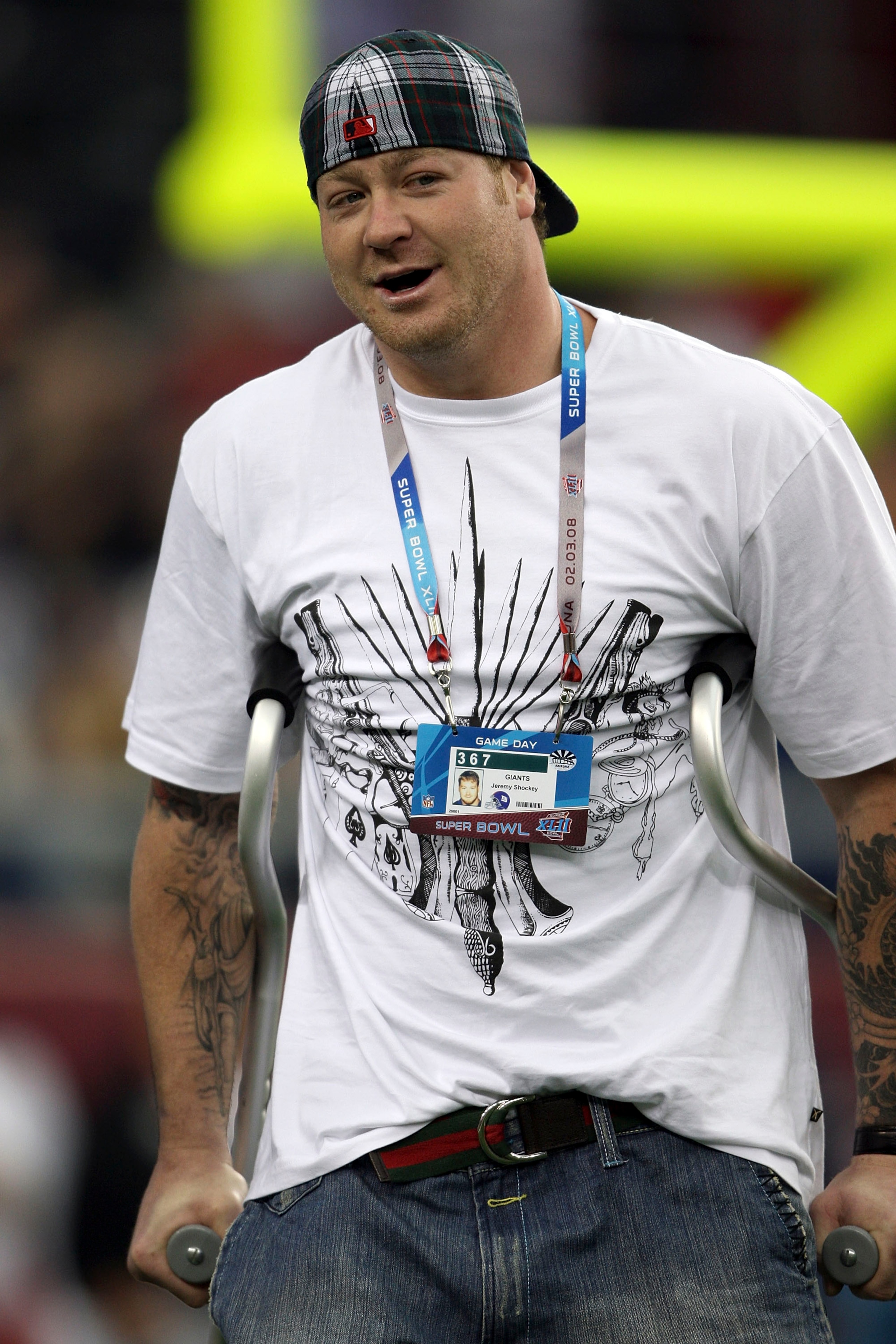 GLENDALE, AZ - FEBRUARY 03:  Injured tight end Jeremy Shockey of the New York Giants uses crutches to walk out to the field before Super Bowl XLII against the New England Patriots on February 3, 2008 at the University of Phoenix Stadium in Glendale, Arizo
