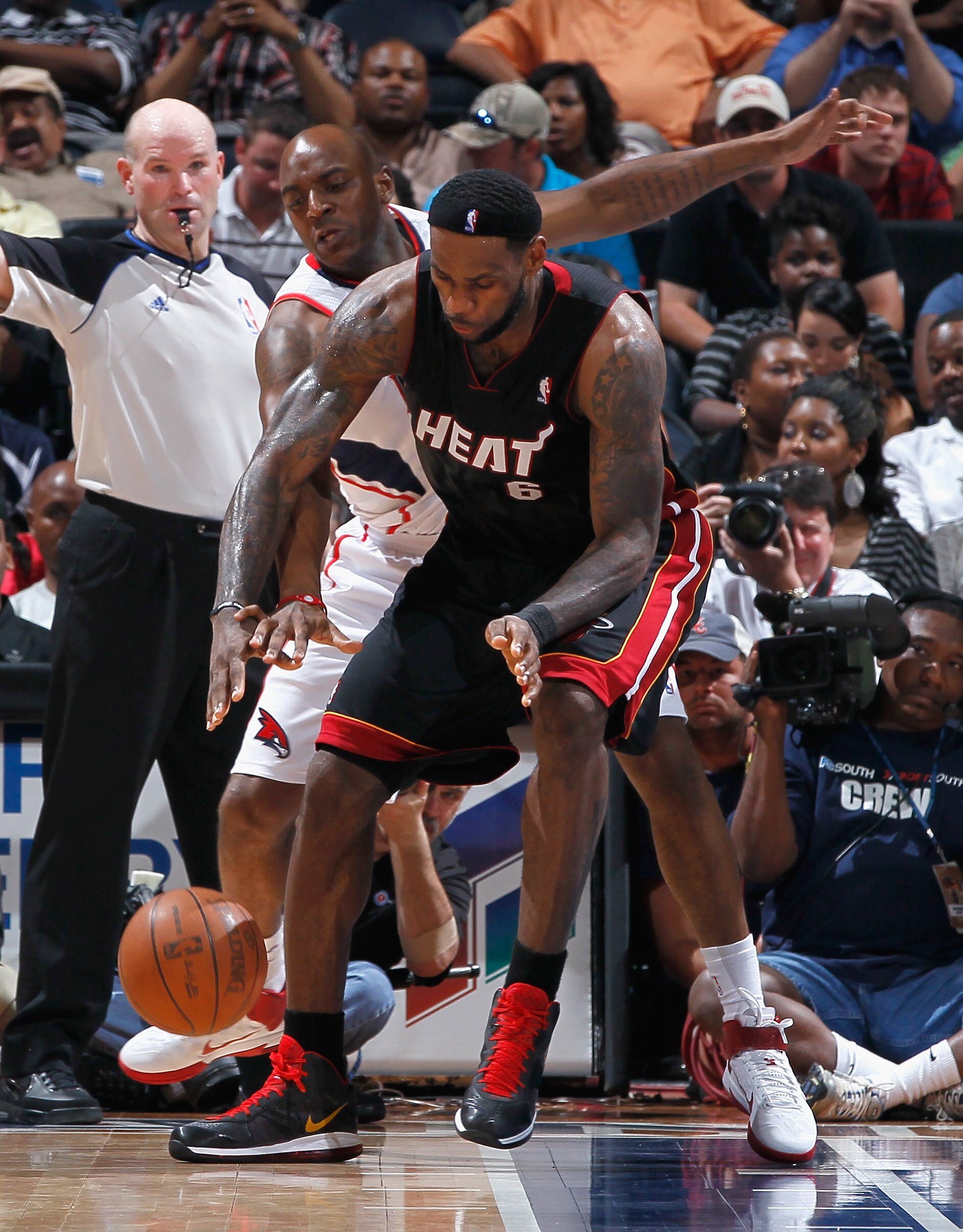 ATLANTA, GA - APRIL 11:  Damien Wilkins #3 of the Atlanta Hawks reaches for a steal against LeBron James #6 of the Miami Heat at Philips Arena on April 11, 2011 in Atlanta, Georgia.  NOTE TO USER: User expressly acknowledges and agrees that, by downloadin