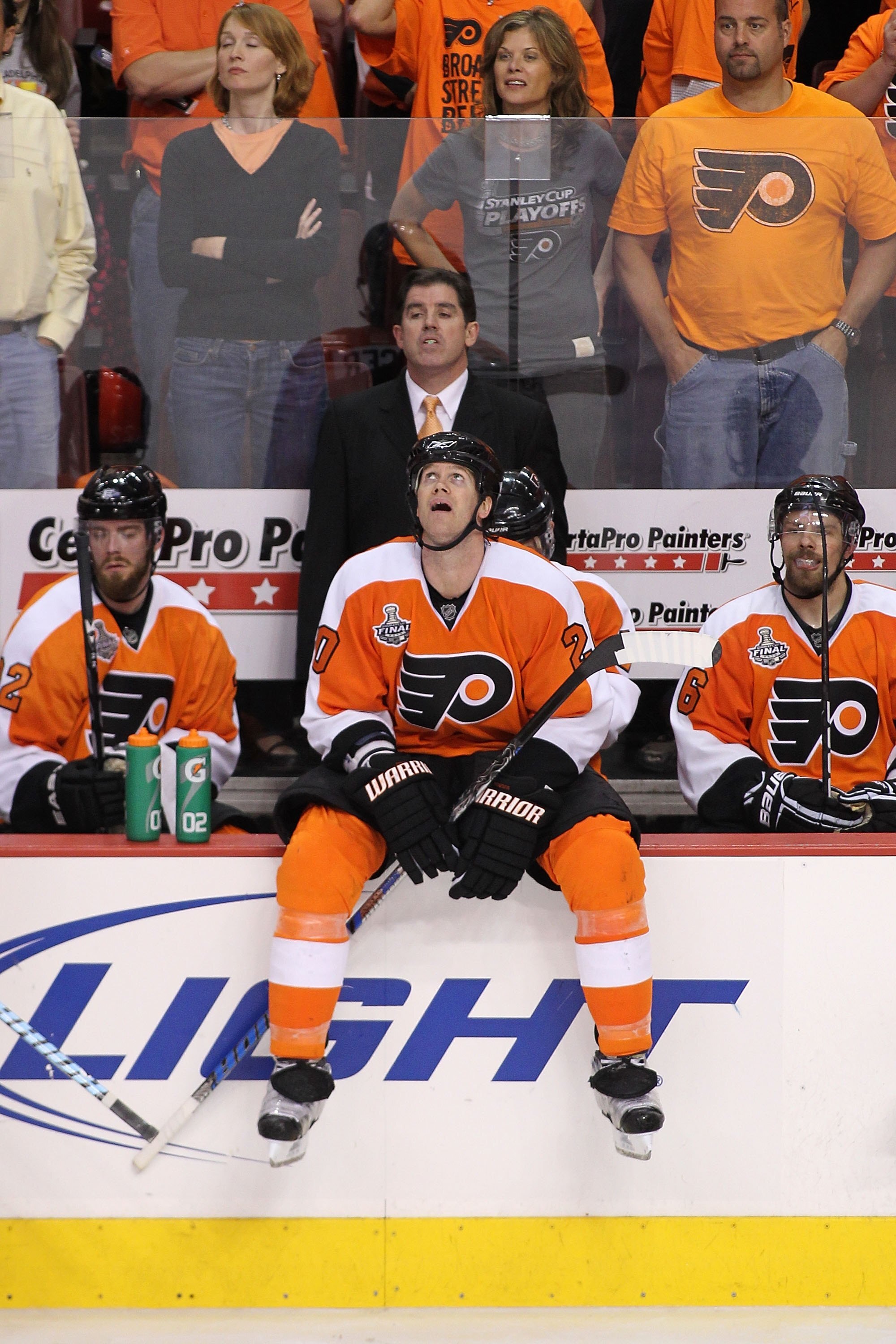 PHILADELPHIA - JUNE 02:  Head coach Peter Laviolette and Chris Pronger #20 of the Philadelphia Flyers look on from the bench in Game Three of the 2010 NHL Stanley Cup Final against the Chicago Blackhawks at Wachovia Center on June 2, 2010 in Philadelphia,