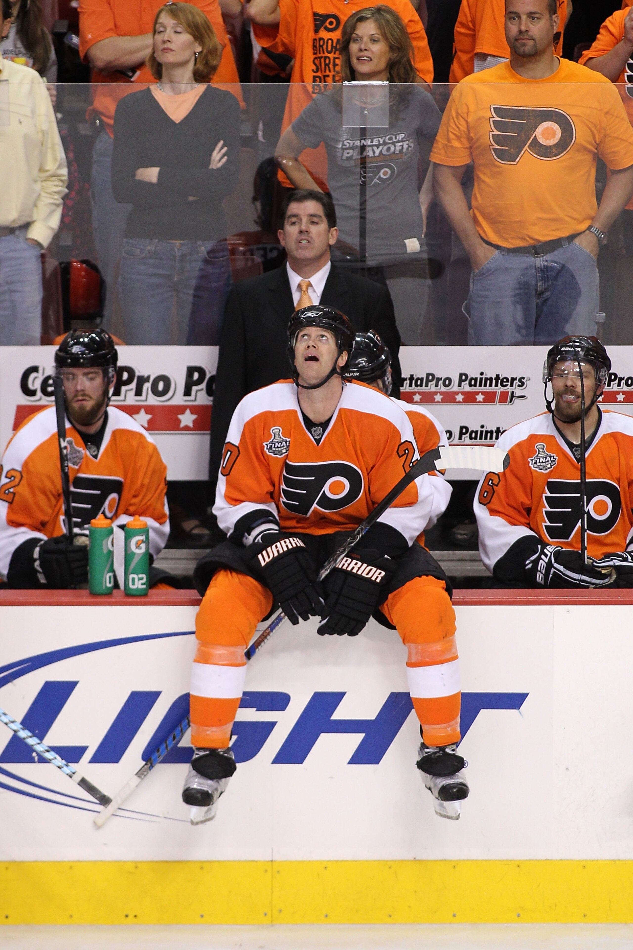 PHILADELPHIA - JUNE 02:  Head coach Peter Laviolette and Chris Pronger #20 of the Philadelphia Flyers look on from the bench in Game Three of the 2010 NHL Stanley Cup Final against the Chicago Blackhawks at Wachovia Center on June 2, 2010 in Philadelphia,