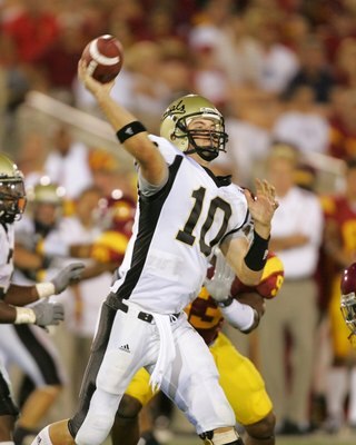 LOS ANGELES - SEPTEMBER 1:  Idaho quarterback Nathan Enderle #10 throws a pass against USC at the Los Angeles Memorial Coliseum on September 1, 2007 in Los Angeles, California. The Vandals were defeated by the top-ranked Trojans won 38-10. (Photo by Kevin