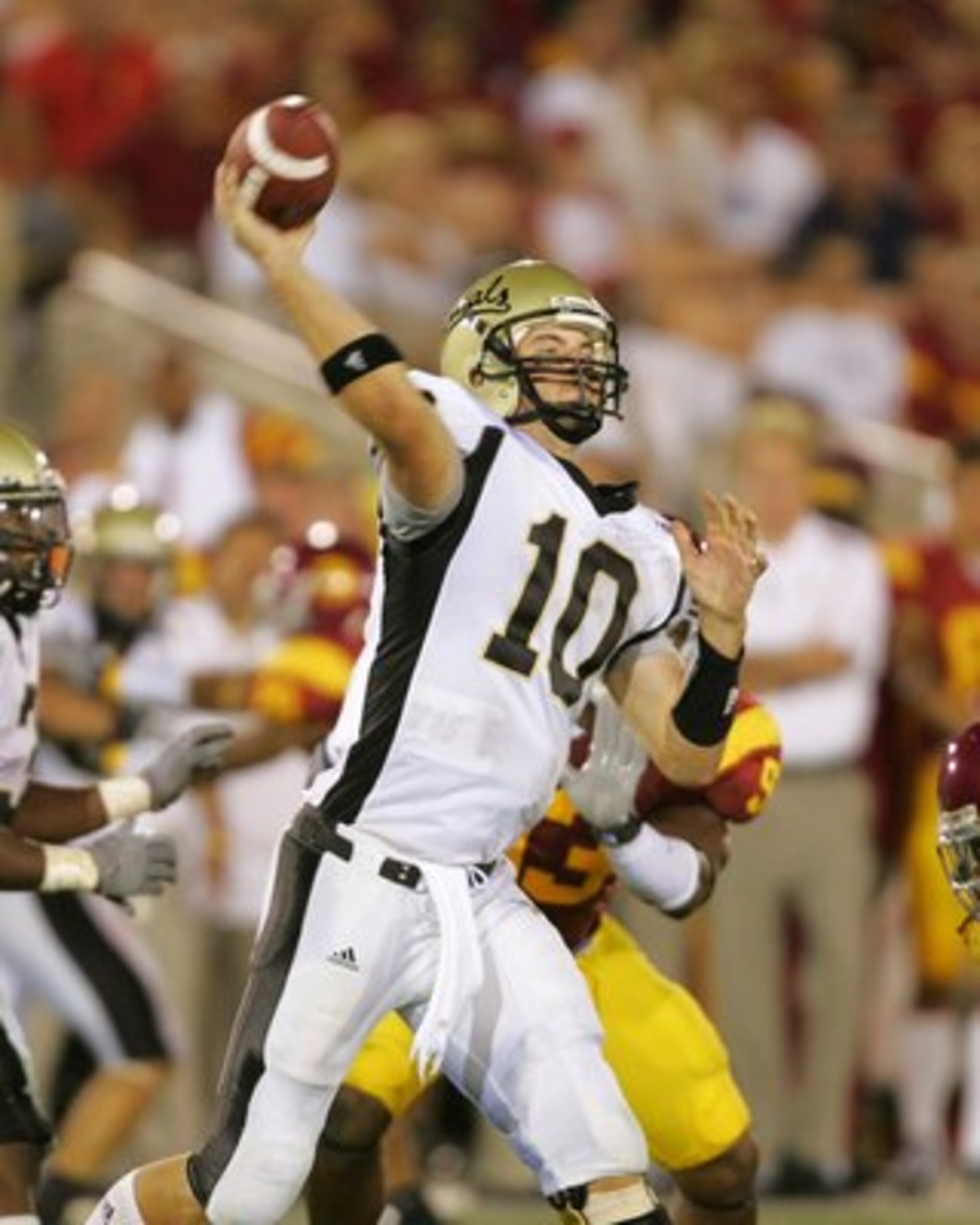 LOS ANGELES - SEPTEMBER 1:  Idaho quarterback Nathan Enderle #10 throws a pass against USC at the Los Angeles Memorial Coliseum on September 1, 2007 in Los Angeles, California. The Vandals were defeated by the top-ranked Trojans won 38-10. (Photo by Kevin