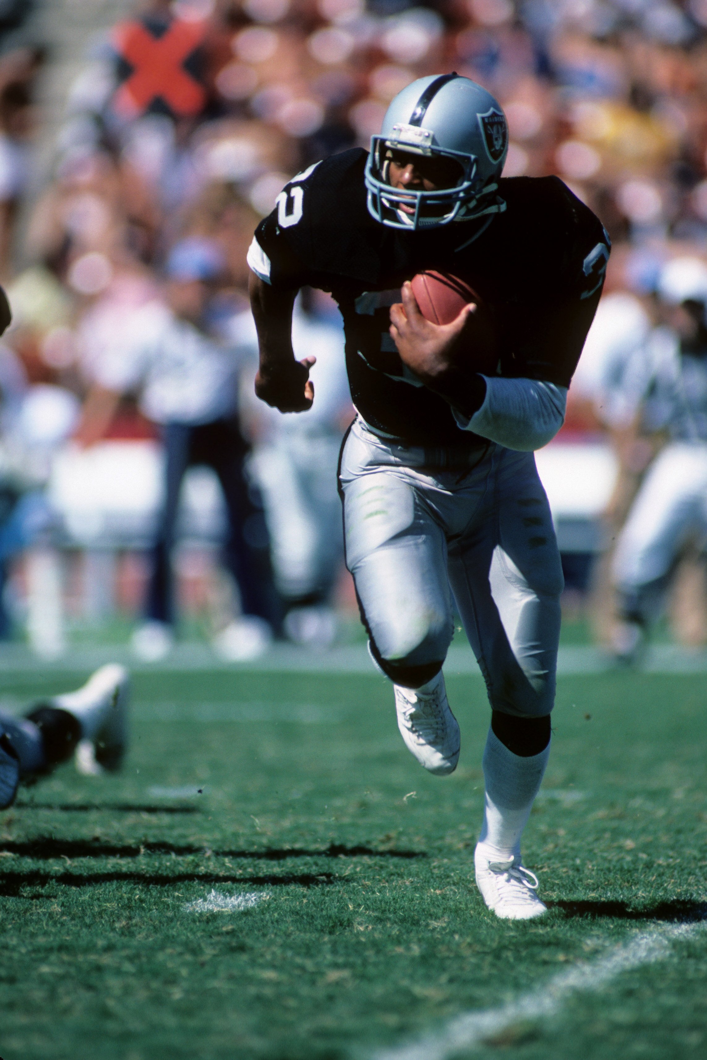 LOS ANGELES, CA - SEPTEMBER 11:  Marcus Allen #32 of the Los Angeles Raiders runs with the ball during a game against the Houston Oilers at the Los Angeles Memorial Coliseum on September 11, 1983 in Los Angeles, California.  The Raiders won 20-6  (Photo b