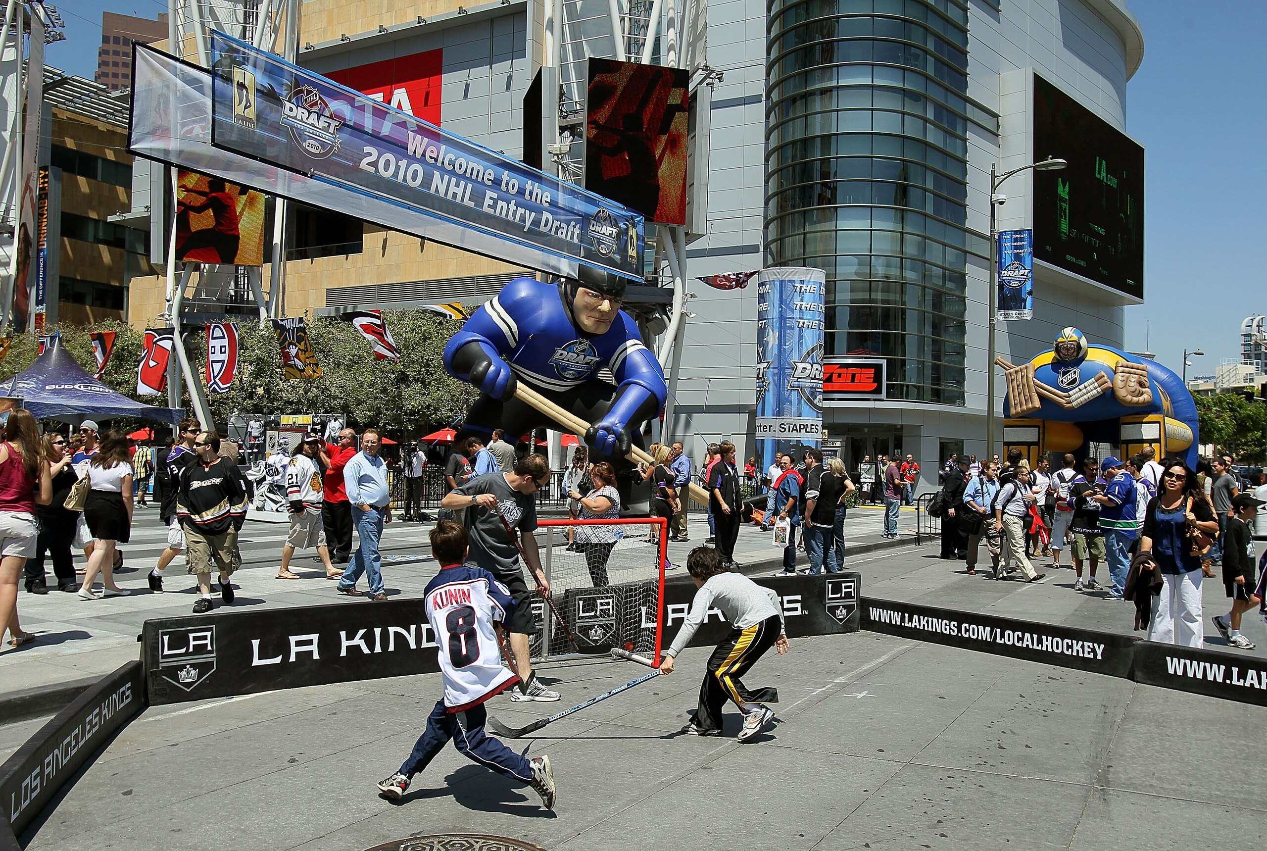 LOS ANGELES, CA - JUNE 25:  Fans gather outside Staples Center and L.A. Live before the 2010 NHL Entry Draft on June 25, 2010 in Los Angeles, California.  (Photo by Jeff Gross/Getty Images)