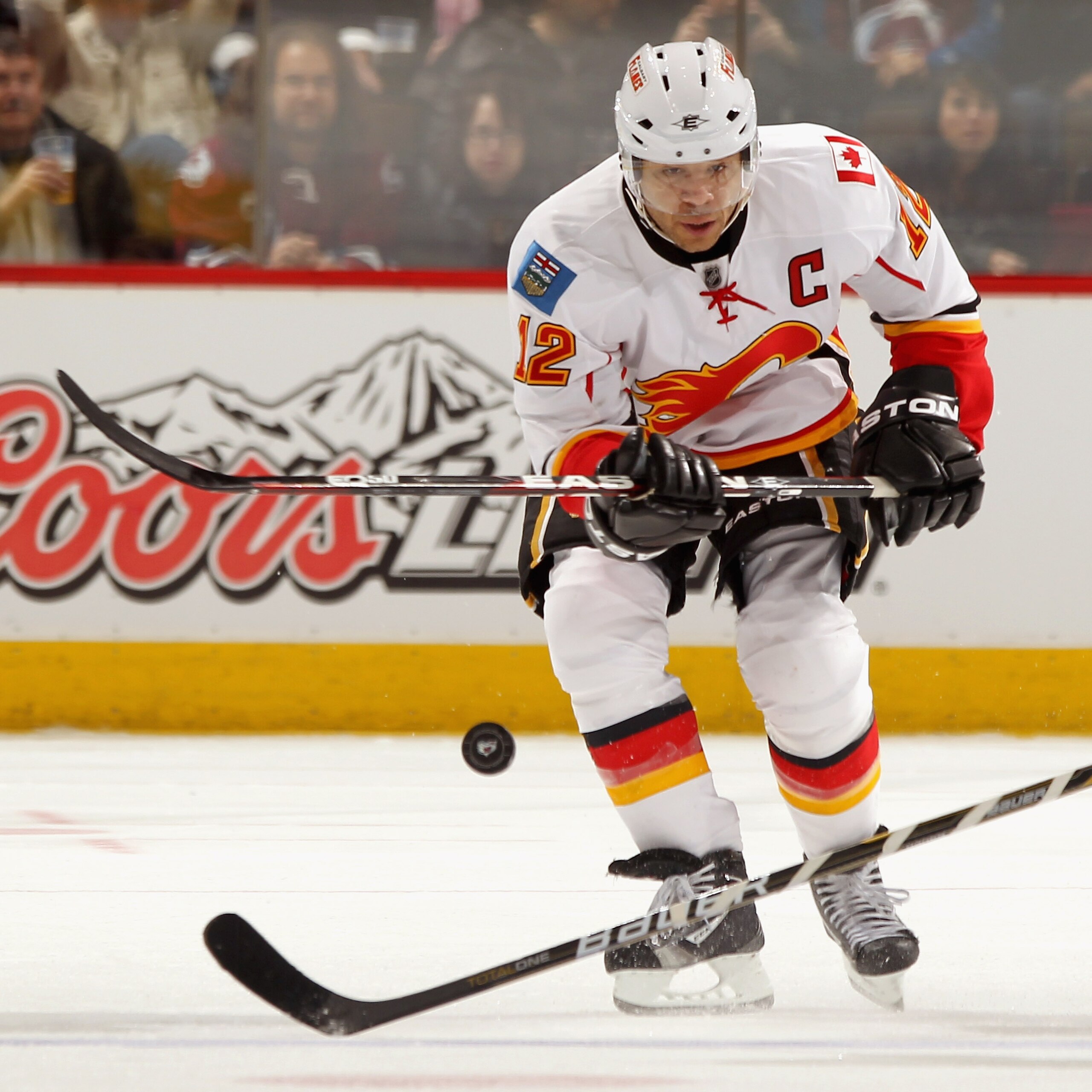 DENVER, CO - FEBRUARY 14:  Jarome Iginla #12 of the Calgary Flames controls the puck against the Colorado Avalanche at the Pepsi Center on February 14, 2011 in Denver, Colorado. The Flames defeated the Avalanche 9-1.  (Photo by Doug Pensinger/Getty Images