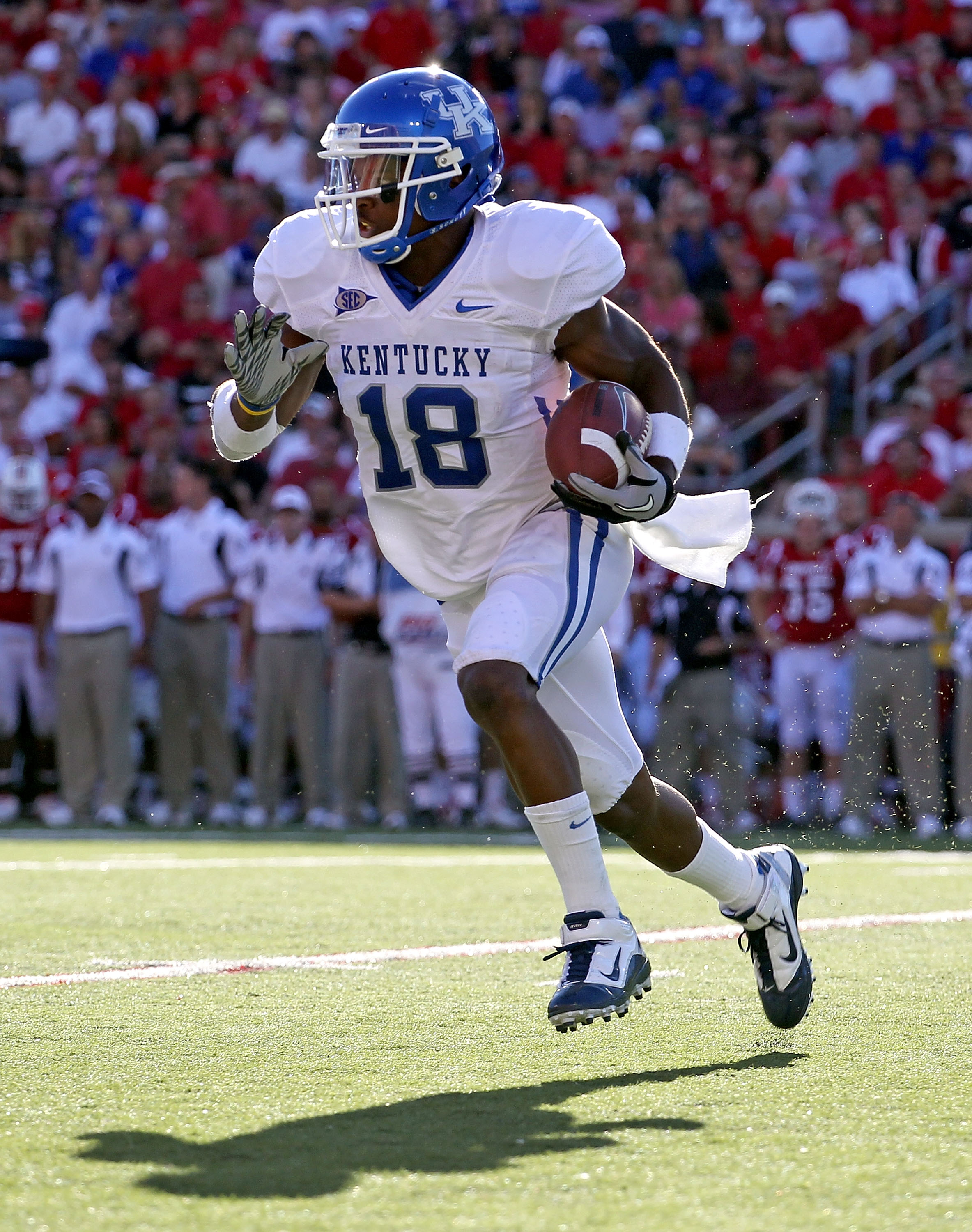 LOUISVILLE, KY - SEPTEMBER 04:  Randall Cobb #18 of the Kentucky Wildcats runs with the ball during the game against the Louisville Cardinals at Papa John's Cardinal Stadium on September 4, 2010 in Louisville, Kentucky.  (Photo by Andy Lyons/Getty Images)