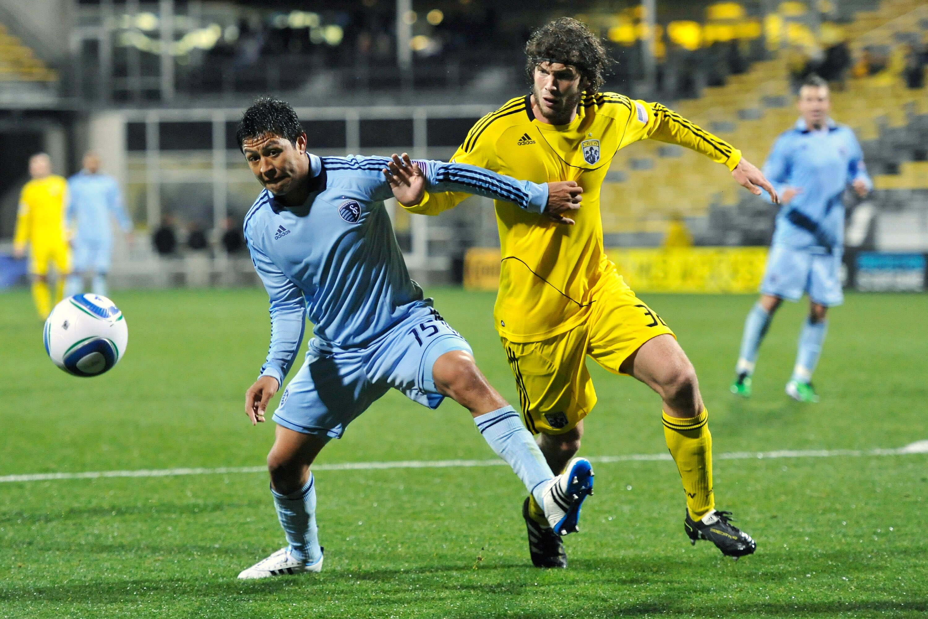 COLUMBUS, OH - APRIL 16:  Roger Espinoza #15 of Sporting Kansas City and Tom Heinemann #32 of the Columbus Crew battle for position as they run to a loose ball on April 16, 2011 at Crew Stadium in Columbus, Ohio.  (Photo by Jamie Sabau/Getty Images)