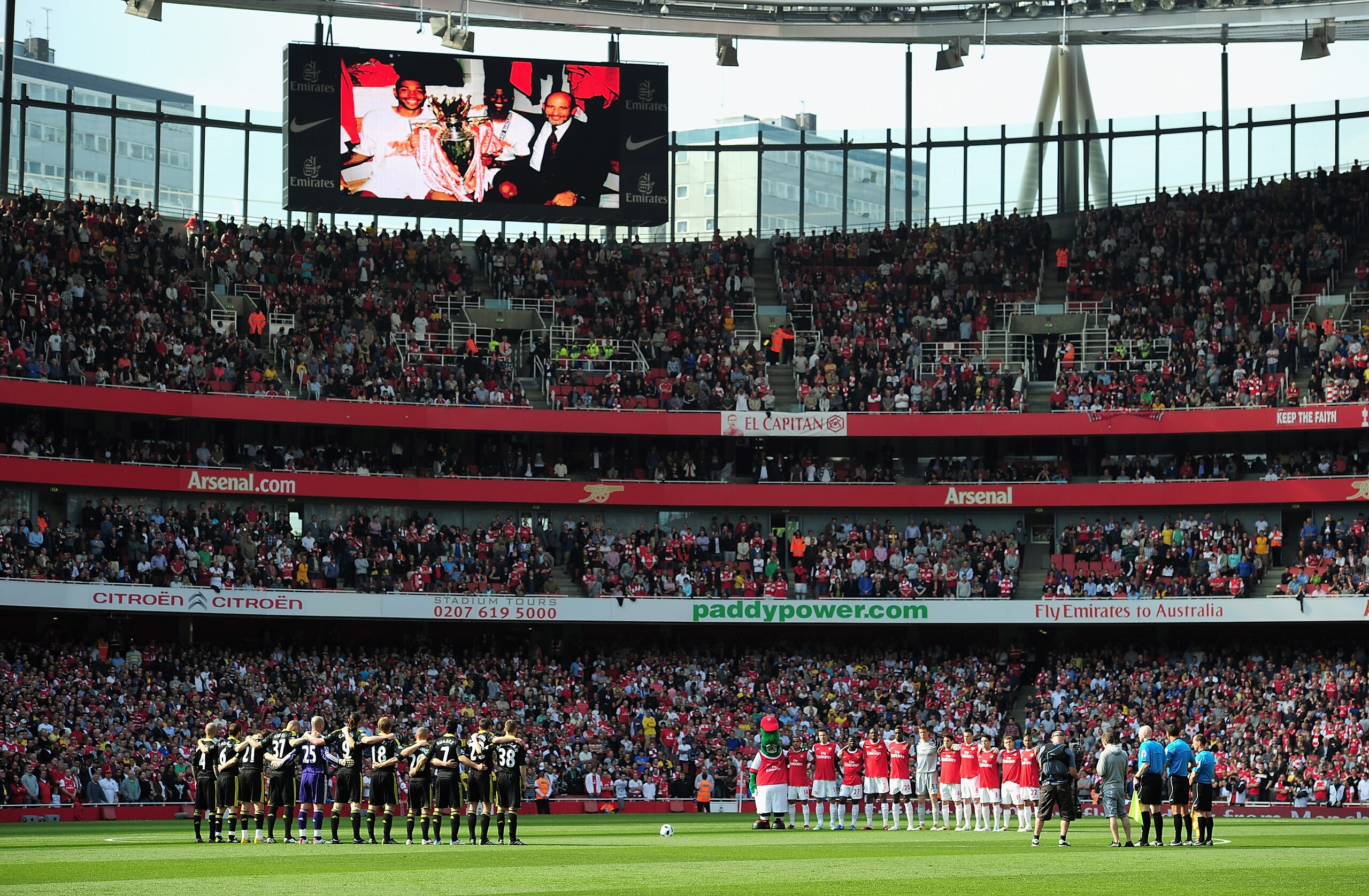 LONDON, ENGLAND - APRIL 17: A general view during a minute's silence in tribute to former Arsenal director Danny Fiszman and the 96 Liverpool supporters who died in the Hillborough tragedy ahead of the Barclays Premier League match between Arsenal and Li LONDON, ENGLAND - APRIL 17: A general view during a minute's silence in tribute to former Arsenal director Danny Fiszman and the 96 Liverpool supporters who died in the Hillborough tragedy ahead of the Barclays Premier League match between Arsenal and Li