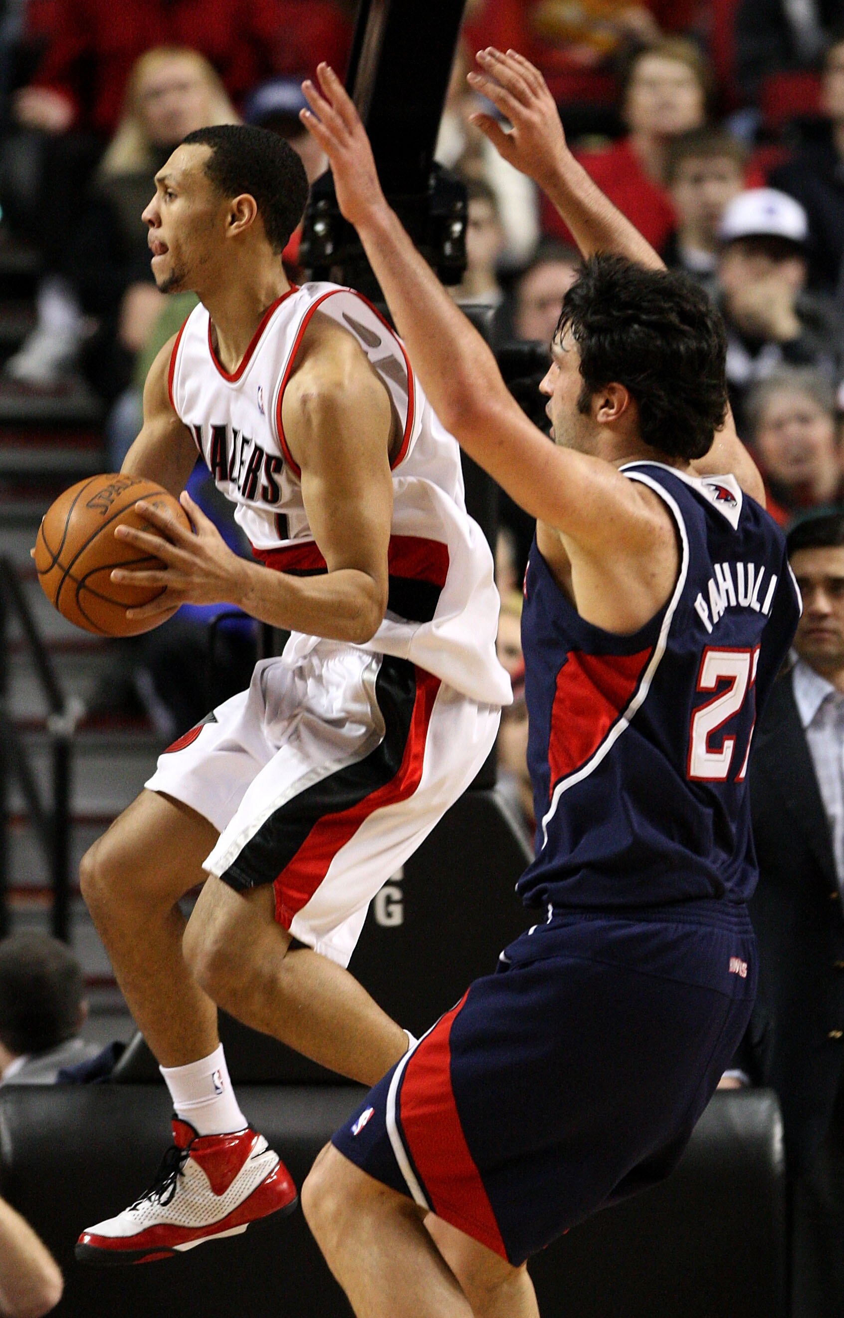 PORTLAND, OR - JANUARY 27:  Brandon Roy #7 of the Portland Trail Blazers looks to pass against Zaza Pachulia #27 of the Atlanta Hawks at the Rose Garden January 27, 2008 in Portland, Oregon.  NOTE TO USER: User expressly acknowledges and agrees that, by d