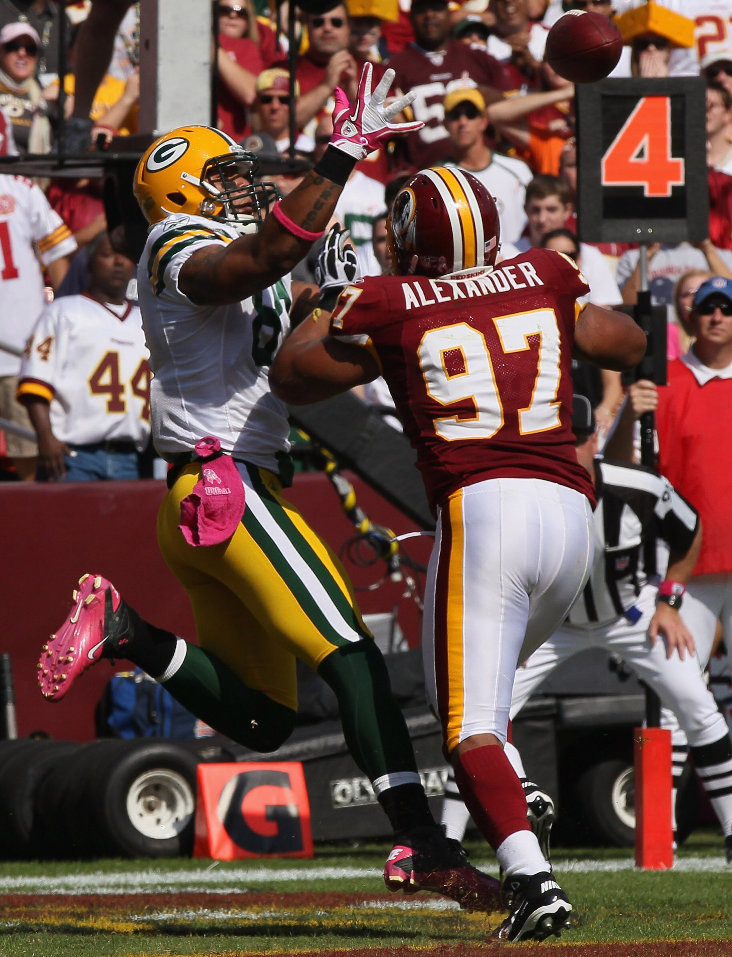 LANDOVER, MD - OCTOBER 10:  Lorenzo Alexander breaks up a pass on fourth and goal intended for Andrew Quarless #81 of the Green Bay Packers at FedExField on October 10, 2010 in Landover, Maryland.  (Photo by Win McNamee/Getty Images)