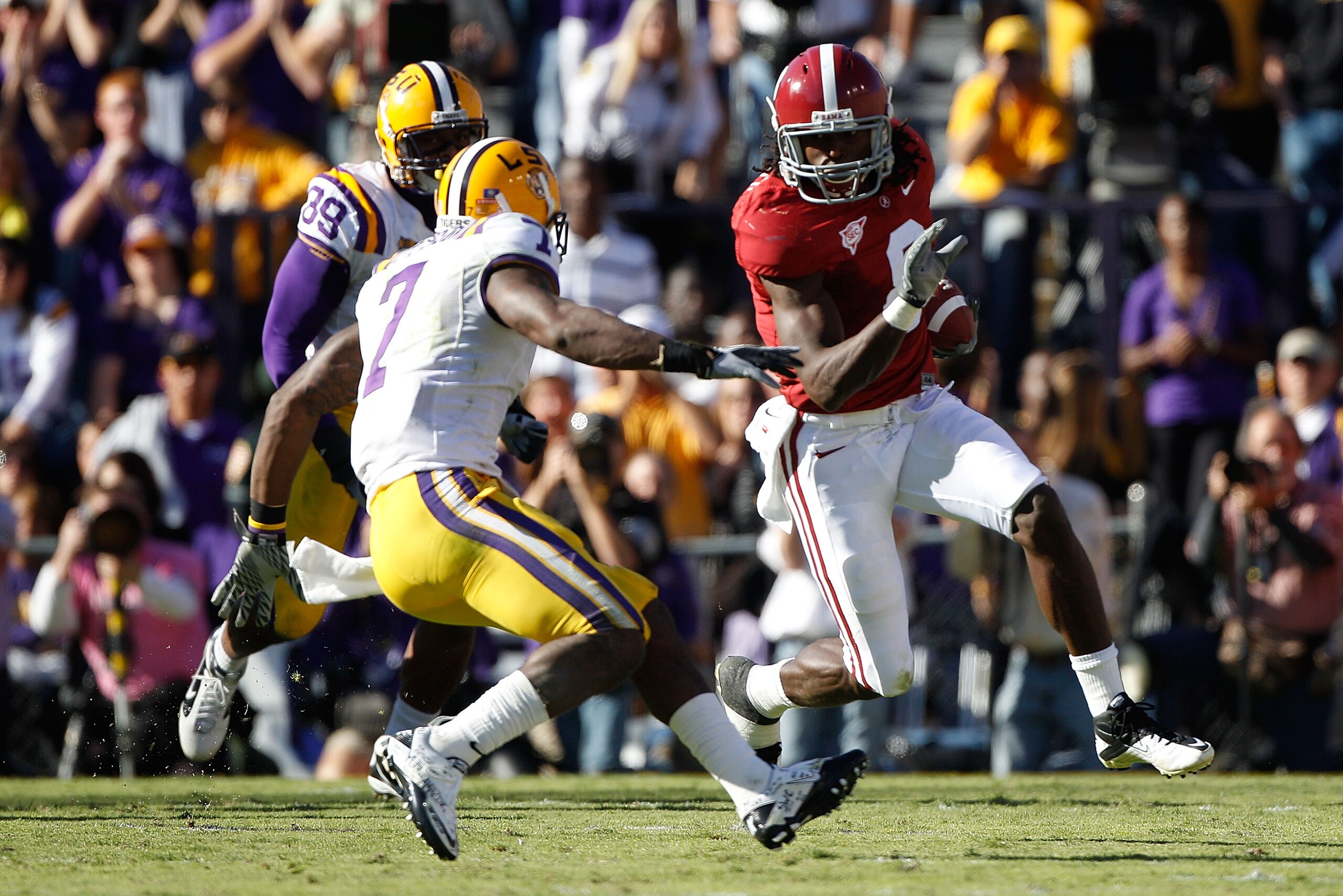 BATON ROUGE, LA - NOVEMBER 06:  Julio Jones #8 of the Alabama Crimson Tide avoids a tackle by Patrick Peterson #7 of the Louisiana State University Tigers at Tiger Stadium on November 6, 2010 in Baton Rouge, Louisiana.  The Tigers defeated the Crimson Tid