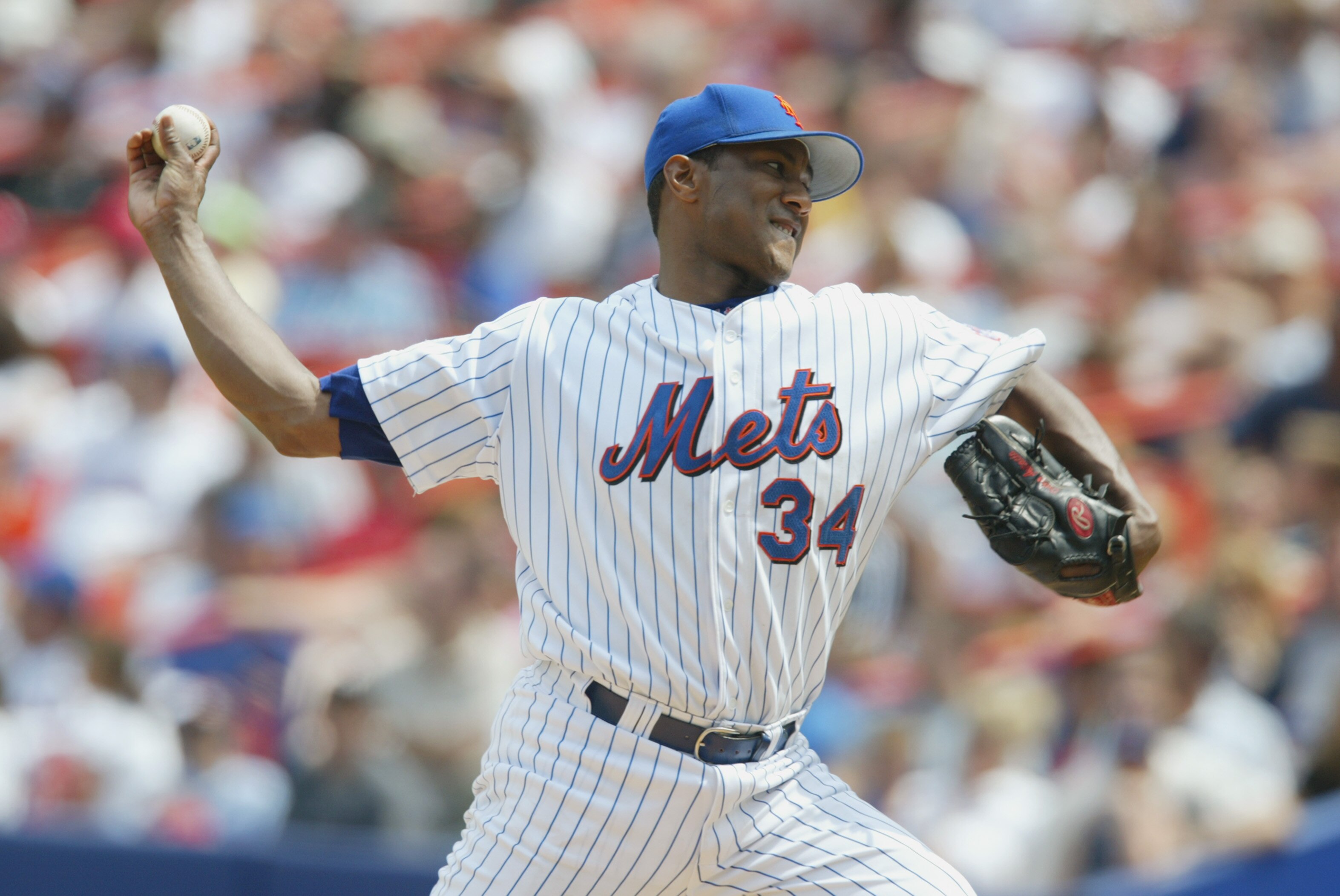 FLUSHING, NY - JULY 14: Pedro Astacio of the New York Mets delivers a pitch against the Philadelphia Phillies on July 14, 2002 at Shea Stadium in Flushing, New York.  The Mets beat the Phillies 4-2.  (Photo By Al Bello/Getty Images)