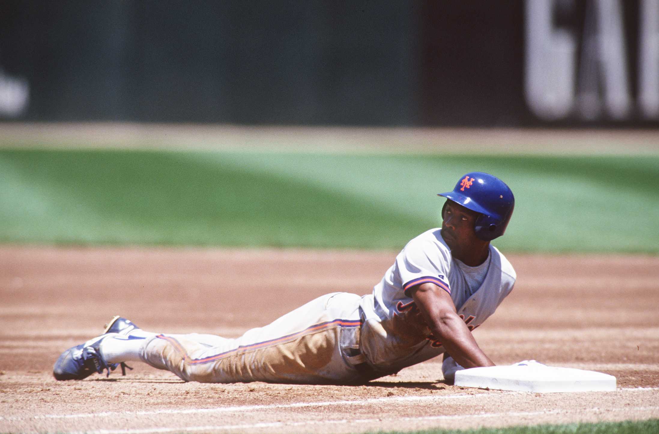 15 JUL 1993:  NEW YORK METS VINCE COLEMAN REACHES BACK TO FIRST BASE DURING A PICK-OFF ATTEMPT. Mandatory Credit: Tony Duffy/ALLSPORT