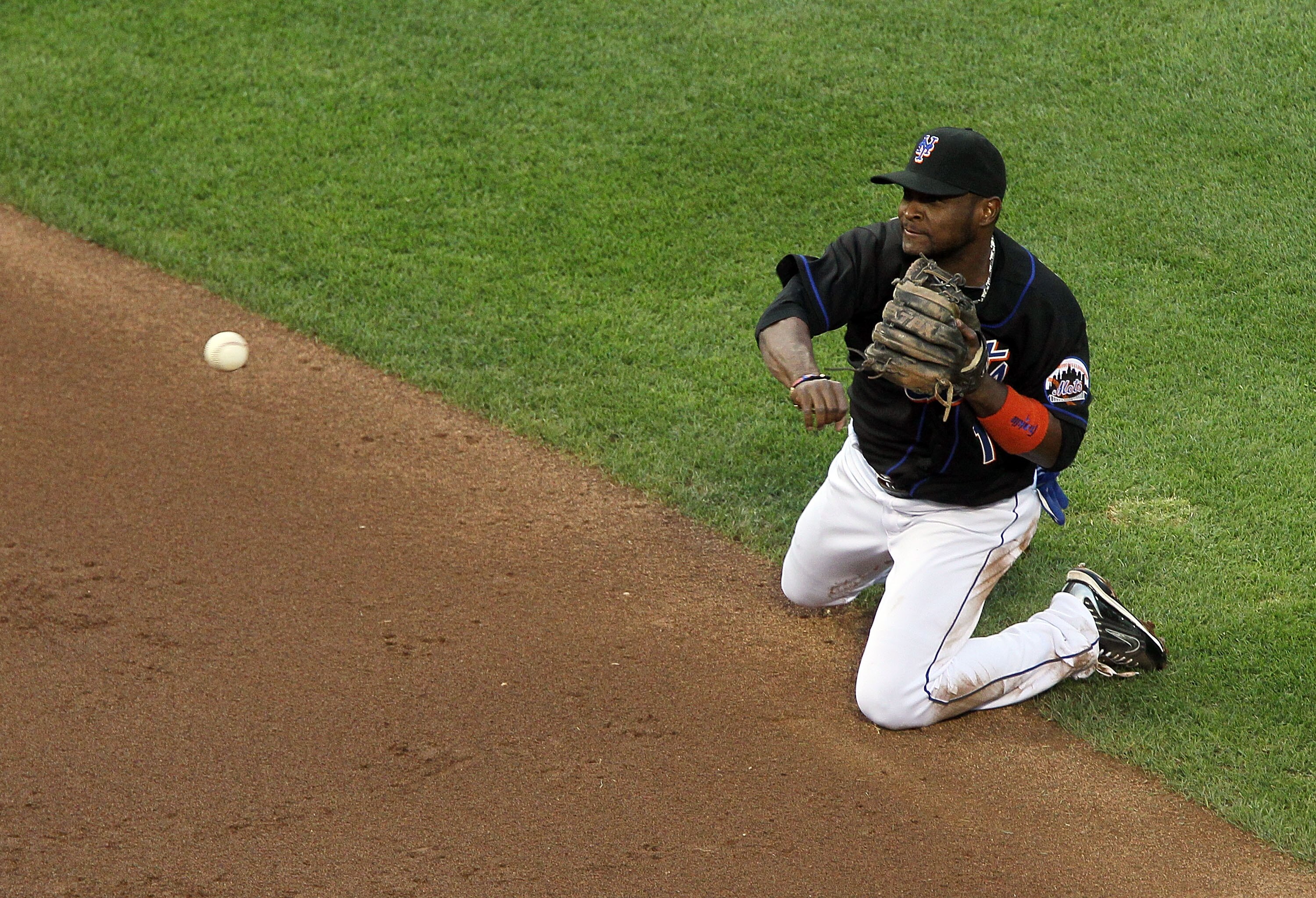 NEW YORK - JULY 31:  Luis Castillo #1 of the New York Mets in action against the Arizona Diamondbacks on July 31, 2010 at Citi Field in the Flushing neighborhood of the Queens borough of New York City.  (Photo by Jim McIsaac/Getty Images)