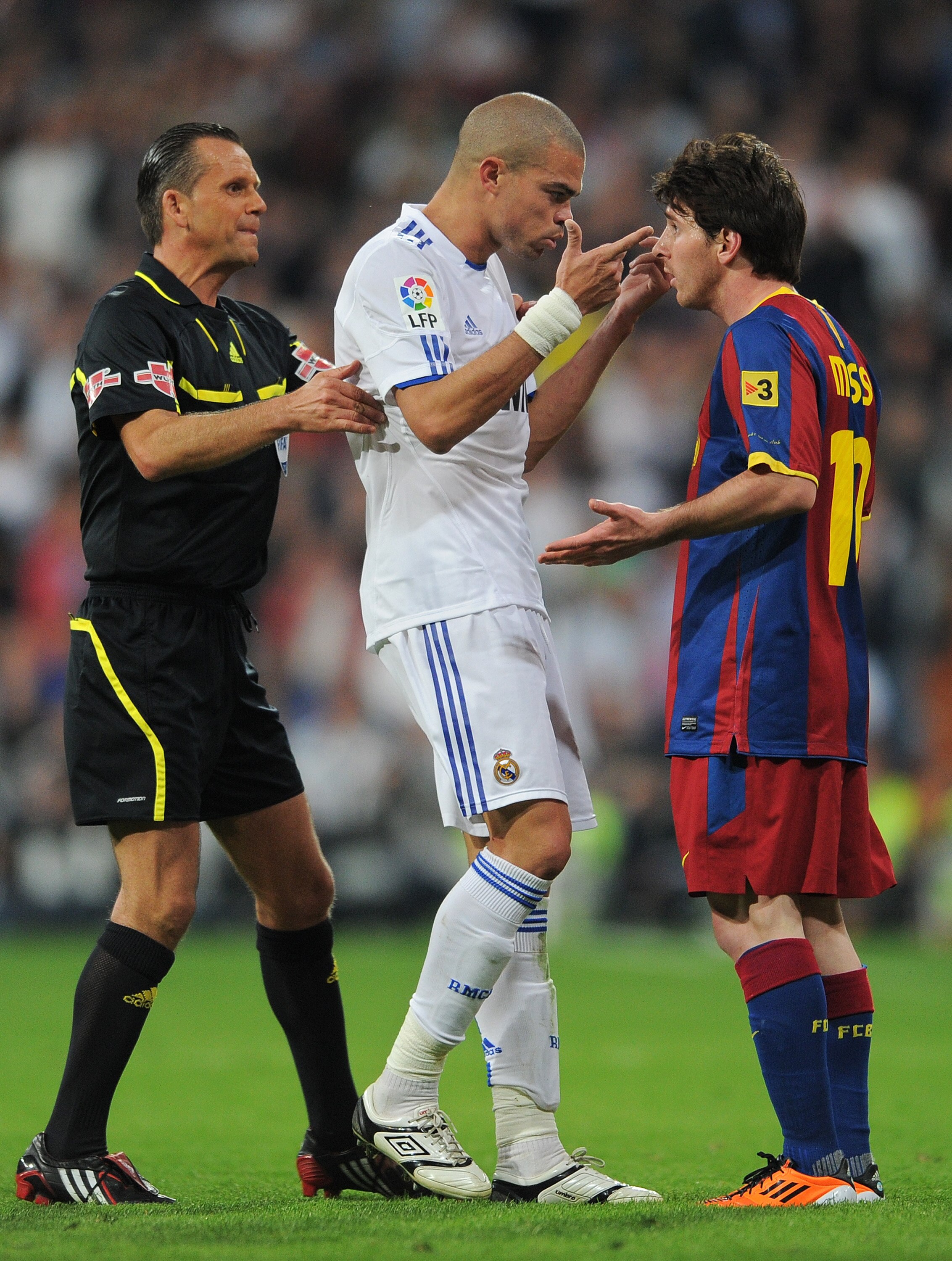 MADRID, SPAIN - APRIL 16:  Pepe (L) of Real Madrid argues with Lionel Messi of Barcelona during the la Liga match between Real Madrid and Barcelona at Estadio Santiago Bernabeu on April 16, 2011 in Madrid, Spain.  (Photo by Jasper Juinen/Getty Images)